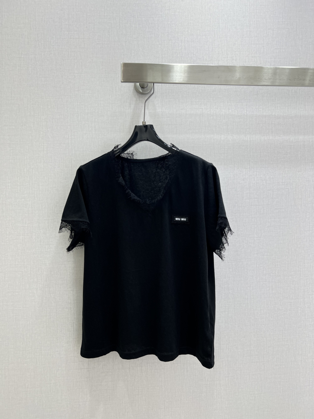 NO:800146,Highly recommended 26 spring and summer new V-neck lace splicing short-sleeved top, very gentle and everyday style. Relaxed and girly, two colors SML code, high quality ABC, T-shirt,19860909强烈推荐 26春夏新款 V领蕾丝拼接短袖上衣 很日常的温柔风.松弛又少女,两个色 SML码 高品质ABC,,T-shirt,,Women's clothing