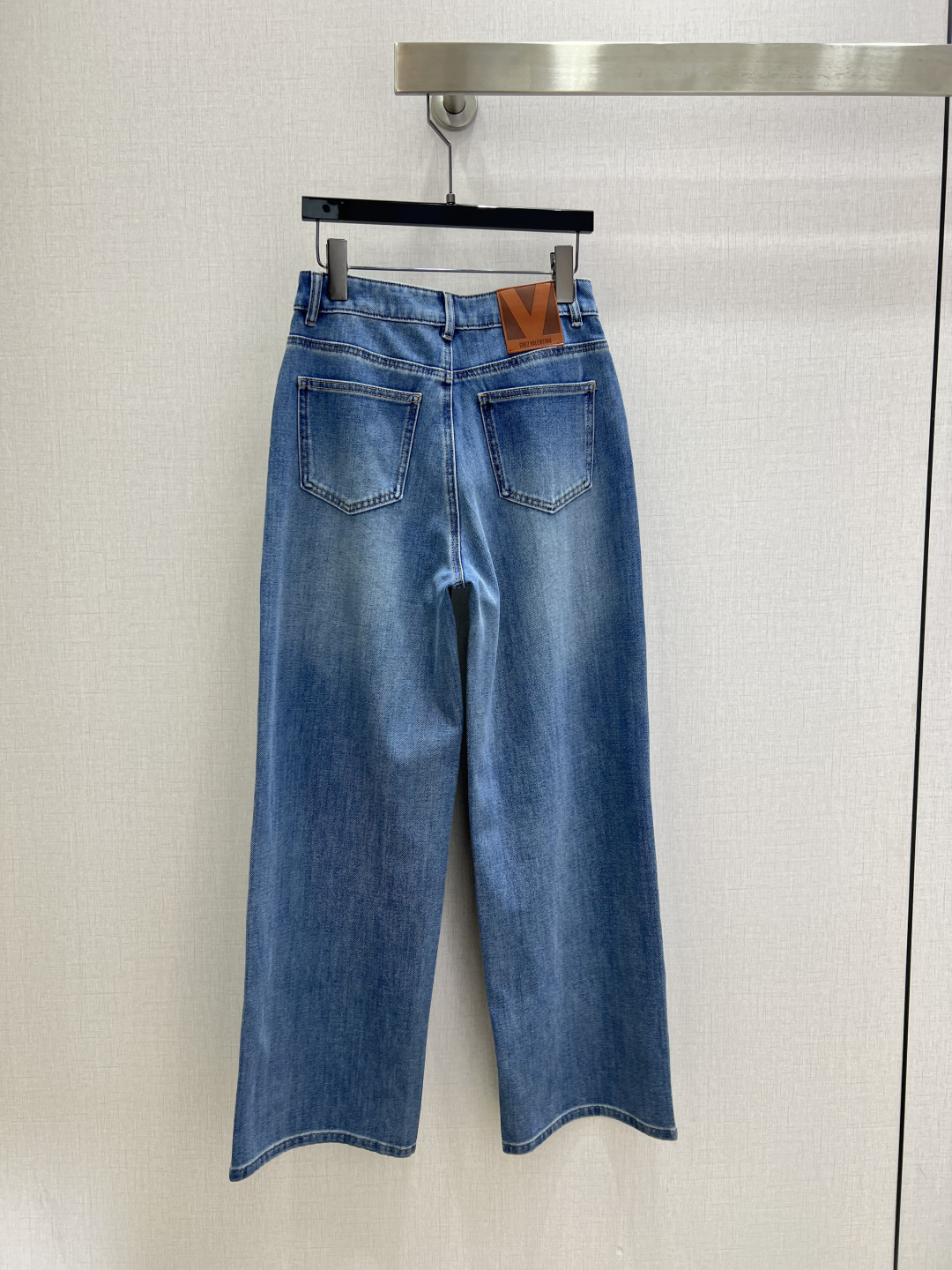 NO:800149,Highly recommended 26 spring and summer new style metal leather brand washed wide-leg denim trousers, customized retro washed craftsmanship, high-end and fashionable, a must-have for your wardrobe. Casual and fashionable handsome item, one color, 2627282930 code, high quality ABC,,19860909强烈推荐 26春夏新款 金属皮牌洗水阔腿牛仔长裤,定制复古洗水工艺高级又时髦,衣橱必备的万年搭.休闲时髦的帅气单品 一个色 2627282930码 高品质ABC,,,Women's clothing