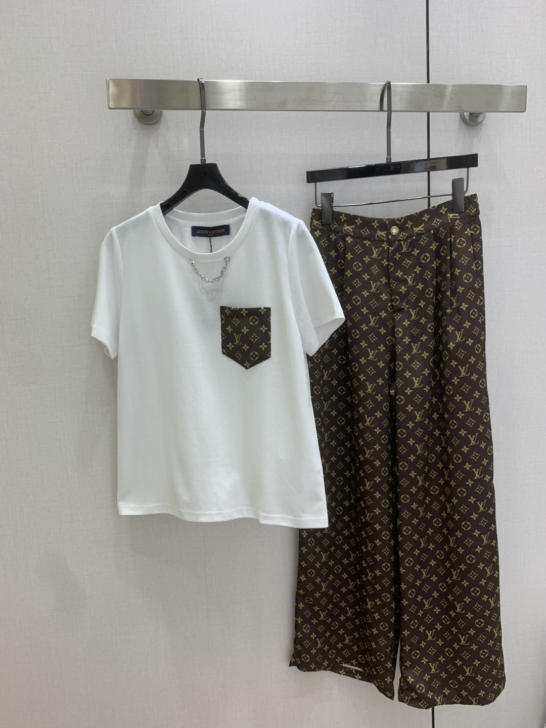 NO:800148,Highly recommended 26 spring and summer new chain presbyopic pocket suit, simple T-shirt with printed trousers, elastic design at the waist of the trousers, top pocket printing and trousers fabric echo more coordinated and advanced, two colors SML code, high quality ABC,,19860909强烈推荐 26春夏新款 链条老花口袋套装,简约T桖搭配印花裤子,裤子腰后松紧设计,上衣口袋印花和裤子面料呼应更加协调高级,两个色 SML码 高品质ABC,,,Women's clothing