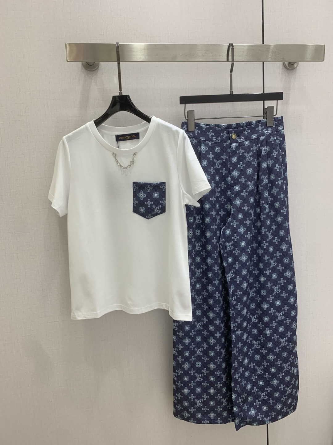 NO:800145,Highly recommended 26 spring and summer new chain presbyopic pocket suit, simple T-shirt with printed trousers, elastic design at the waist of the trousers, top pocket printing and trousers fabric echo more coordinated and advanced, two colors SML code, high quality ABC,,19860909强烈推荐 26春夏新款 链条老花口袋套装,简约T桖搭配印花裤子,裤子腰后松紧设计,上衣口袋印花和裤子面料呼应更加协调高级,两个色 SML码 高品质ABC,,,Women's clothing