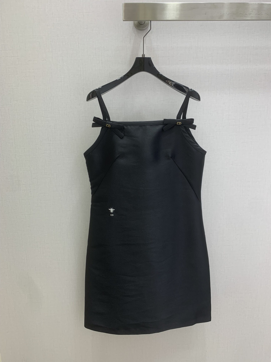 NO:800138,Highly recommended 26 spring and summer new bow suspender dress. Temperament Hepburn style suspender dress. Low-key luxury, noble and elegant, and full of gentle and intellectual temperament. You will be amazed when you receive it. The texture of the customized fabric is amazing!  One color SML code high quality ABC,,skirts,19860909强烈推荐 26春夏新款 蝴蝶结吊带连衣裙 气质赫本风吊带裙 低调奢华 高贵典雅又尽显温柔知性的气质 收到手会很惊艳 定制面料质感超赞！一个色 SML码 高品质ABC,,skirts,,Women's clothing