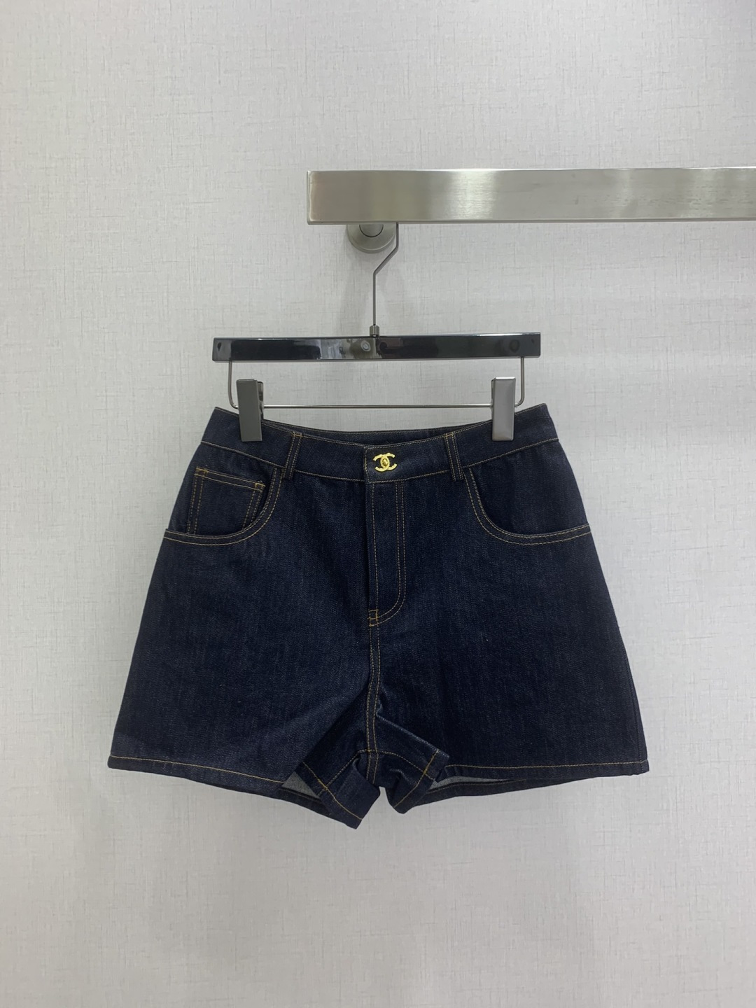 NO:800178,Highly recommended 26 spring and summer new style Pocket Double C denim shorts. Produced by high version ~ super fashionable new denim denim shorts. The upper body is cool and sassy with a unique color tone. The texture is fine, the cotton feels natural, it is muscular yet soft, super beautiful!  The details and workmanship are super good, new products are in stock now, four colors SML code, high quality ABC, shorts,19860909强烈推荐 26春夏新款 口袋双C牛仔短裤 高版出品~超时髦新款丹宁牛仔短裤 个性色调上身又酷又飒爽 纹理细腻,棉感自然,既有筋骨感又不失柔软,超级漂亮！细节做工超级好,新品现货开抢 四个色 SML码 高品质ABC,,shorts,,Women's clothing