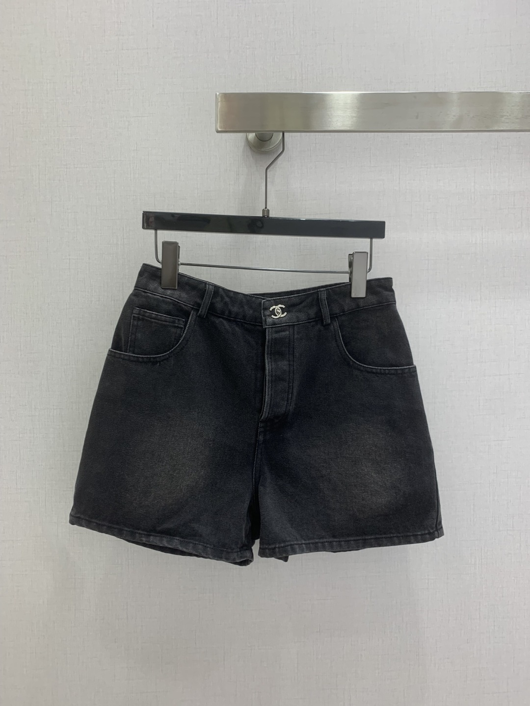 NO:800174,Highly recommended 26 spring and summer new style Pocket Double C denim shorts. Produced by high version ~ super fashionable new denim denim shorts. The upper body is cool and sassy with a unique color tone. The texture is fine, the cotton feels natural, it is muscular yet soft, super beautiful!  The details and workmanship are super good, new products are in stock now, four colors SML code, high quality ABC, shorts,19860909强烈推荐 26春夏新款 口袋双C牛仔短裤 高版出品~超时髦新款丹宁牛仔短裤 个性色调上身又酷又飒爽 纹理细腻,棉感自然,既有筋骨感又不失柔软,超级漂亮！细节做工超级好,新品现货开抢 四个色 SML码 高品质ABC,,shorts,,Women's clothing