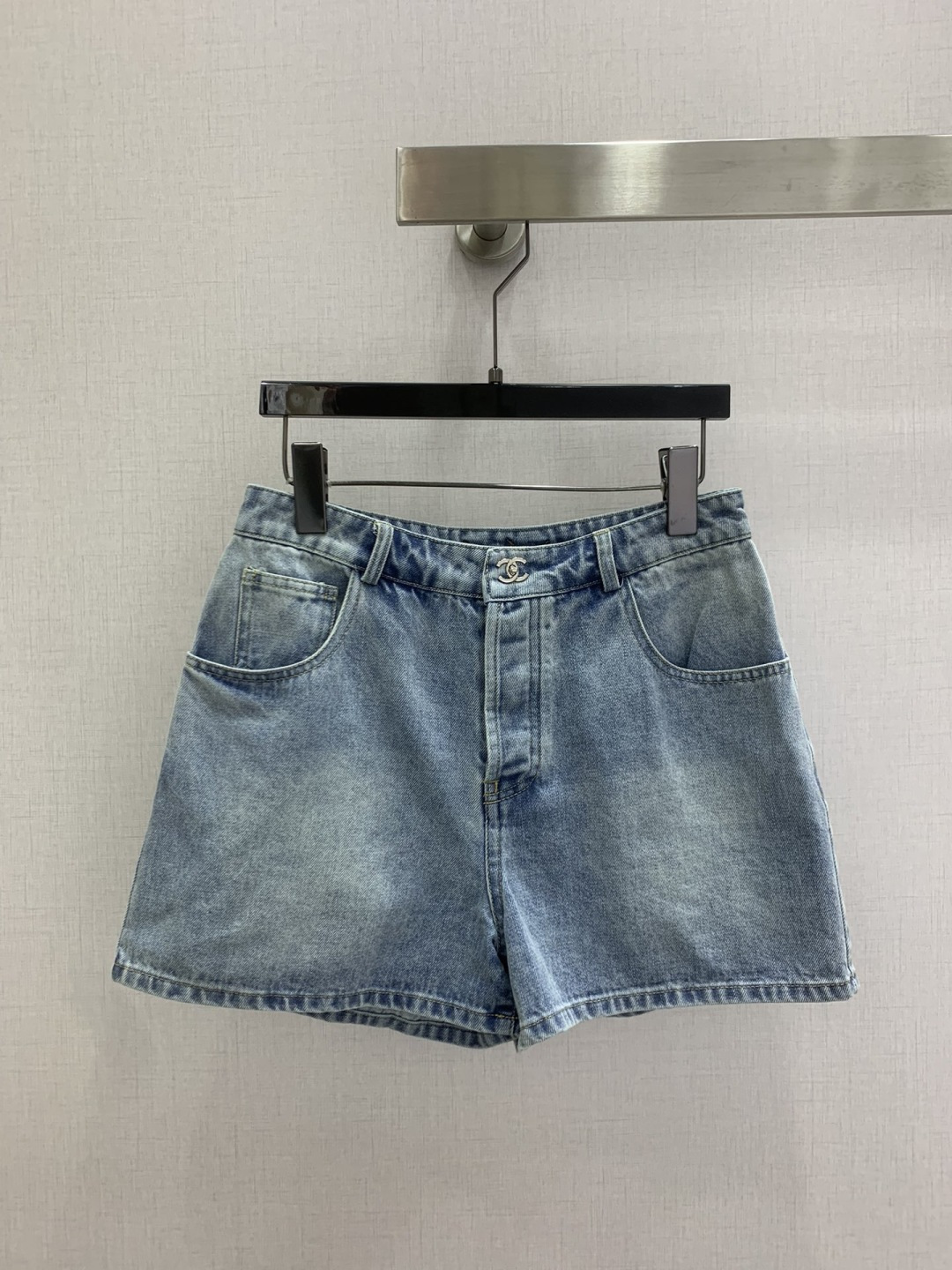 NO:800168,Highly recommended 26 spring and summer new style Pocket Double C denim shorts. Produced by high version ~ super fashionable new denim denim shorts. The upper body is cool and sassy with a unique color tone. The texture is fine, the cotton feels natural, it is muscular yet soft, super beautiful!  The details and workmanship are super good, new products are in stock now, four colors SML code, high quality ABC, shorts,19860909强烈推荐 26春夏新款 口袋双C牛仔短裤 高版出品~超时髦新款丹宁牛仔短裤 个性色调上身又酷又飒爽 纹理细腻,棉感自然,既有筋骨感又不失柔软,超级漂亮！细节做工超级好,新品现货开抢 四个色 SML码 高品质ABC,,shorts,,Women's clothing
