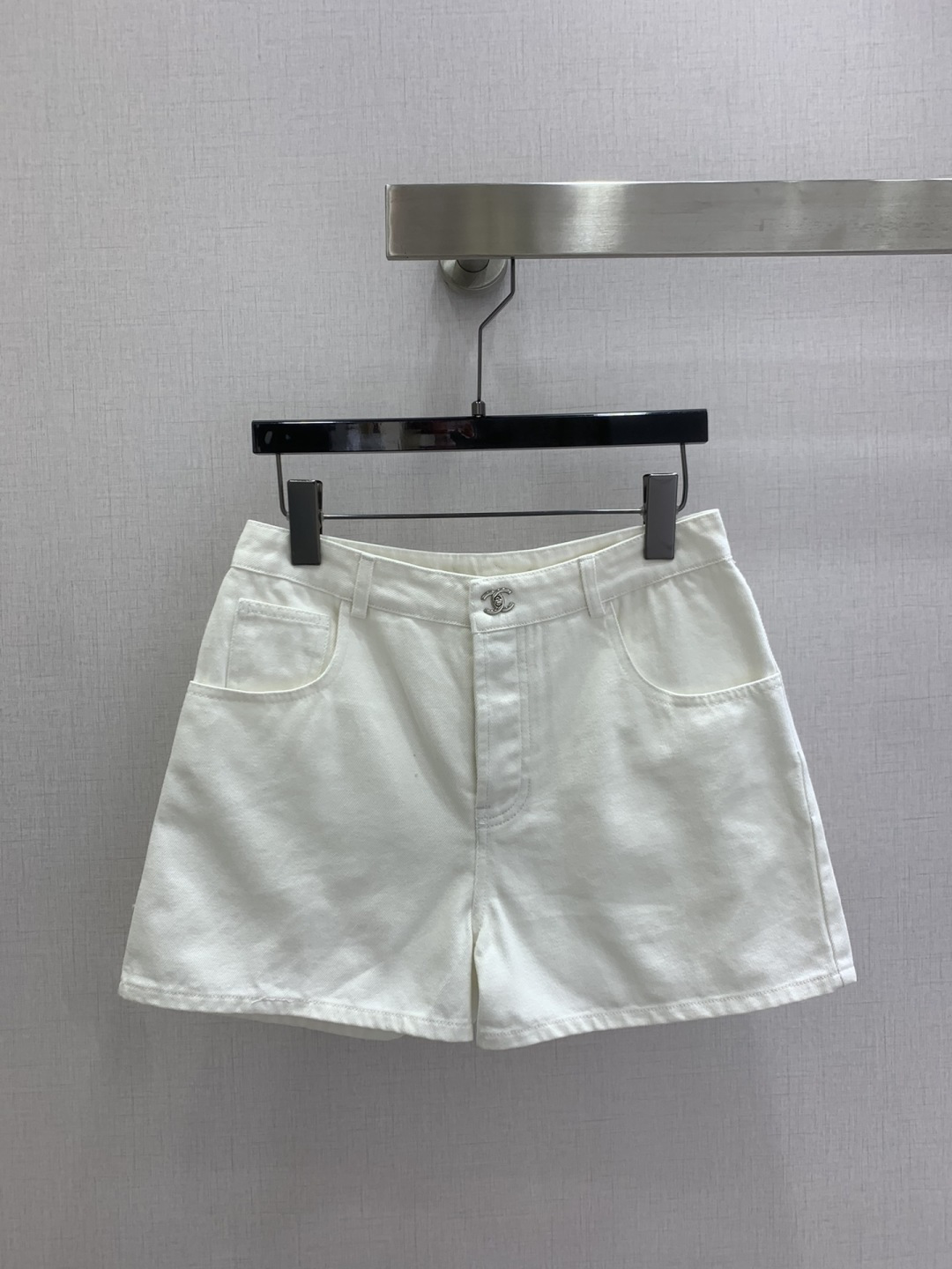 NO:800163,Highly recommended 26 spring and summer new style Pocket Double C denim shorts. Produced by high version ~ super fashionable new denim denim shorts. The upper body is cool and sassy with a unique color tone. The texture is fine, the cotton feels natural, it is muscular yet soft, super beautiful!  The details and workmanship are super good, new products are in stock now, four colors SML code, high quality ABC, shorts,19860909强烈推荐 26春夏新款 口袋双C牛仔短裤 高版出品~超时髦新款丹宁牛仔短裤 个性色调上身又酷又飒爽 纹理细腻,棉感自然,既有筋骨感又不失柔软,超级漂亮！细节做工超级好,新品现货开抢 四个色 SML码 高品质ABC,,shorts,,Women's clothing