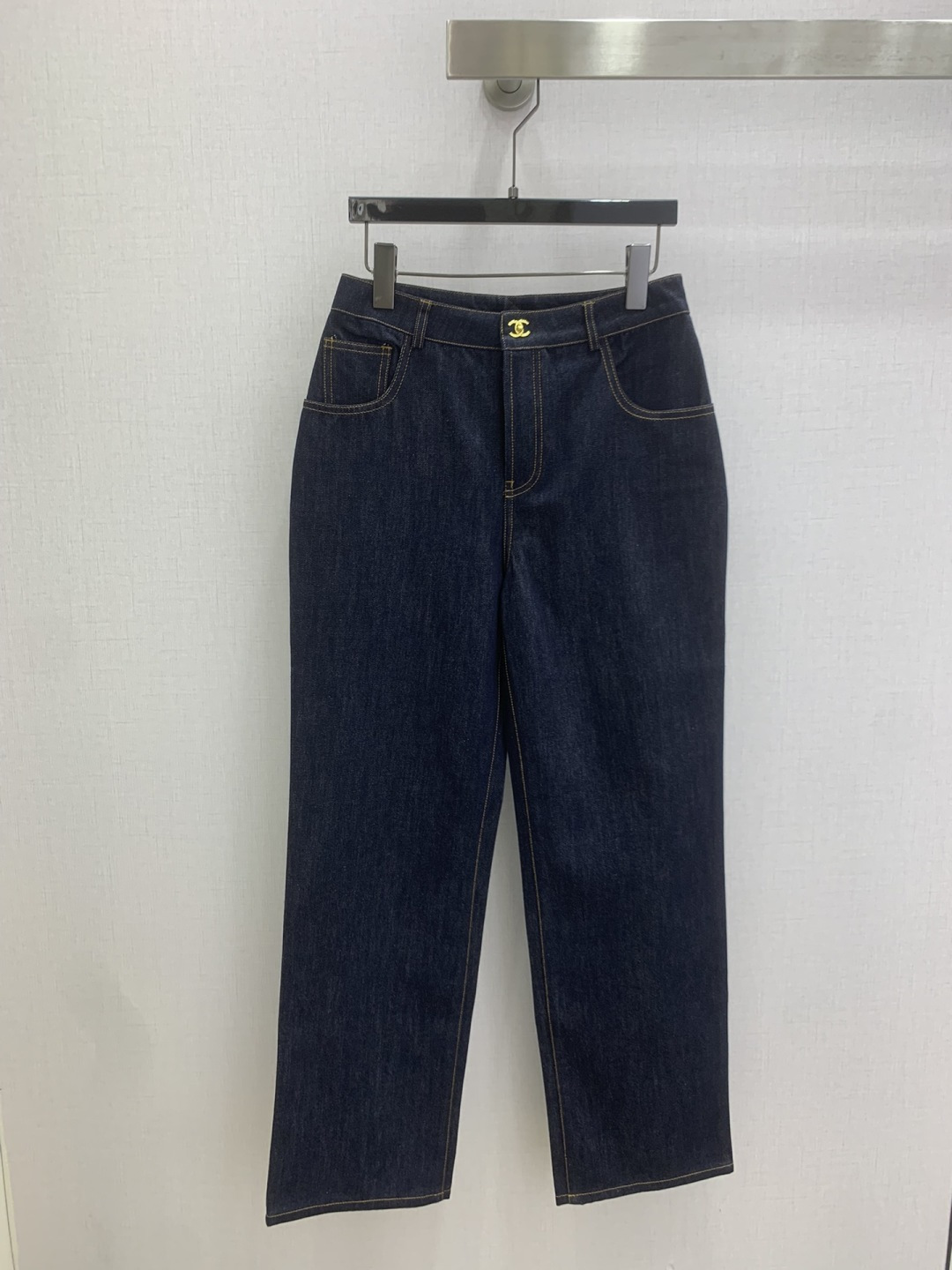 NO:800158,Highly recommended 26 spring and summer new style hardware double C denim straight trousers, high-end production ~ super fashionable, unique color tones, cool and sassy on the upper body, fine texture, natural cotton feel, both muscular and soft, super beautiful!  The details and workmanship are super good, new products are in stock now, one color SML code, high quality ABC,,19860909强烈推荐 26春夏新款 五金双C牛仔直筒长裤 高版出品~超时髦 个性色调上身又酷又飒爽 纹理细腻,棉感自然,既有筋骨感又不失柔软,超级漂亮！细节做工超级好,新品现货开抢 一个色 SML码 高品质ABC,,,Women's clothing