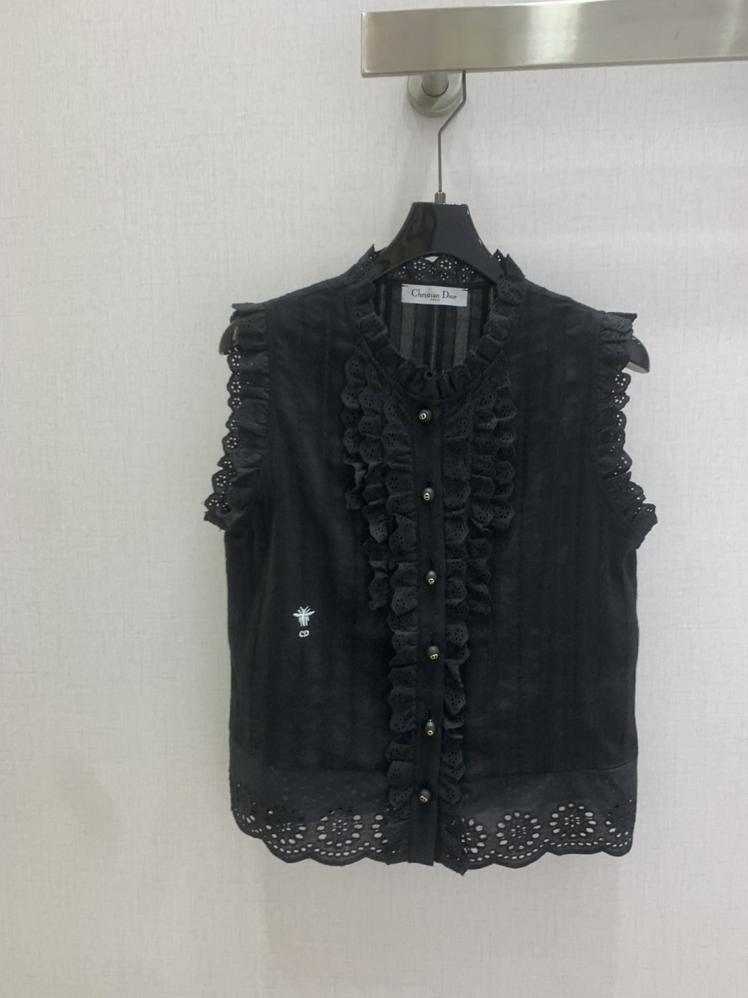 NO:800153,Highly recommended 26 spring and summer new style. Lace water-soluble hollow lace sleeveless top. The light luxury haute couture that you fall in love with at first sight. Very high-end imported high-density water-soluble flower texture. Look at the details carefully. The upper body is very cool, clean and classy. It enhances the temperament~~ It is completely in accordance with the level of high-end ready-to-wear. It is impossible not to love it. A must-have for temperament girls. Two colors SML code, high quality ABC,,19860909强烈推荐 26春夏新款 花边水溶镂空蕾丝无袖上衣 一眼爱上的轻奢高定 非常高级的进口高密度水溶花质地 仔细看细节 上身非常酷 干净有品 提气质~~完全按照高定成衣水准 无法不爱 气质MM必入 两个色 SML码 高品质ABC,,,Women's clothing