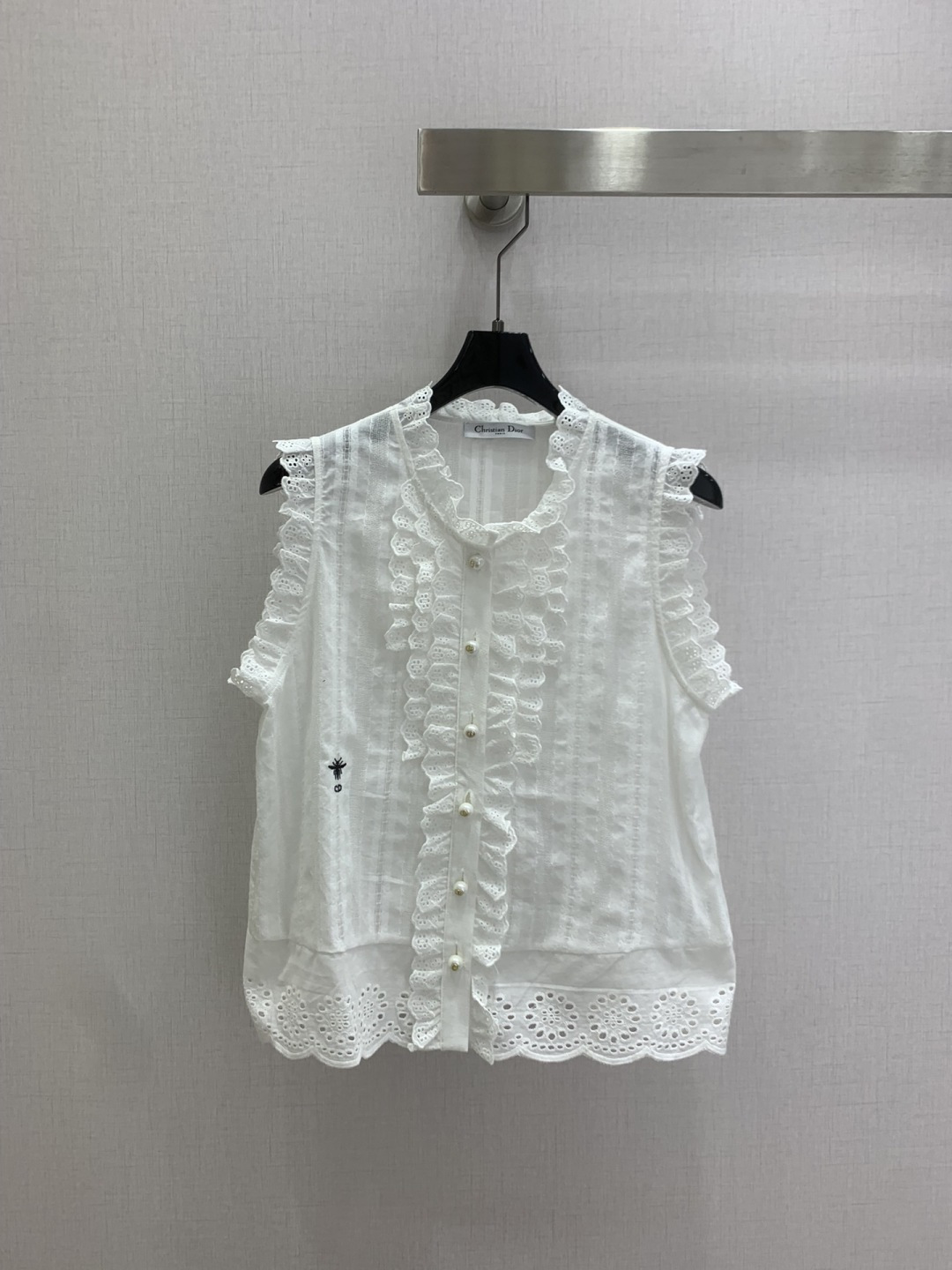 NO:800173,Highly recommended 26 spring and summer new style. Lace water-soluble hollow lace sleeveless top. The light luxury haute couture that you fall in love with at first sight. Very high-end imported high-density water-soluble flower texture. Look at the details carefully. The upper body is very cool, clean and classy. It enhances the temperament~~ It is completely in accordance with the level of high-end ready-to-wear. It is impossible not to love it. A must-have for temperament girls. Two colors SML code, high quality ABC,,19860909强烈推荐 26春夏新款 花边水溶镂空蕾丝无袖上衣 一眼爱上的轻奢高定 非常高级的进口高密度水溶花质地 仔细看细节 上身非常酷 干净有品 提气质~~完全按照高定成衣水准 无法不爱 气质MM必入 两个色 SML码 高品质ABC,,,Women's clothing