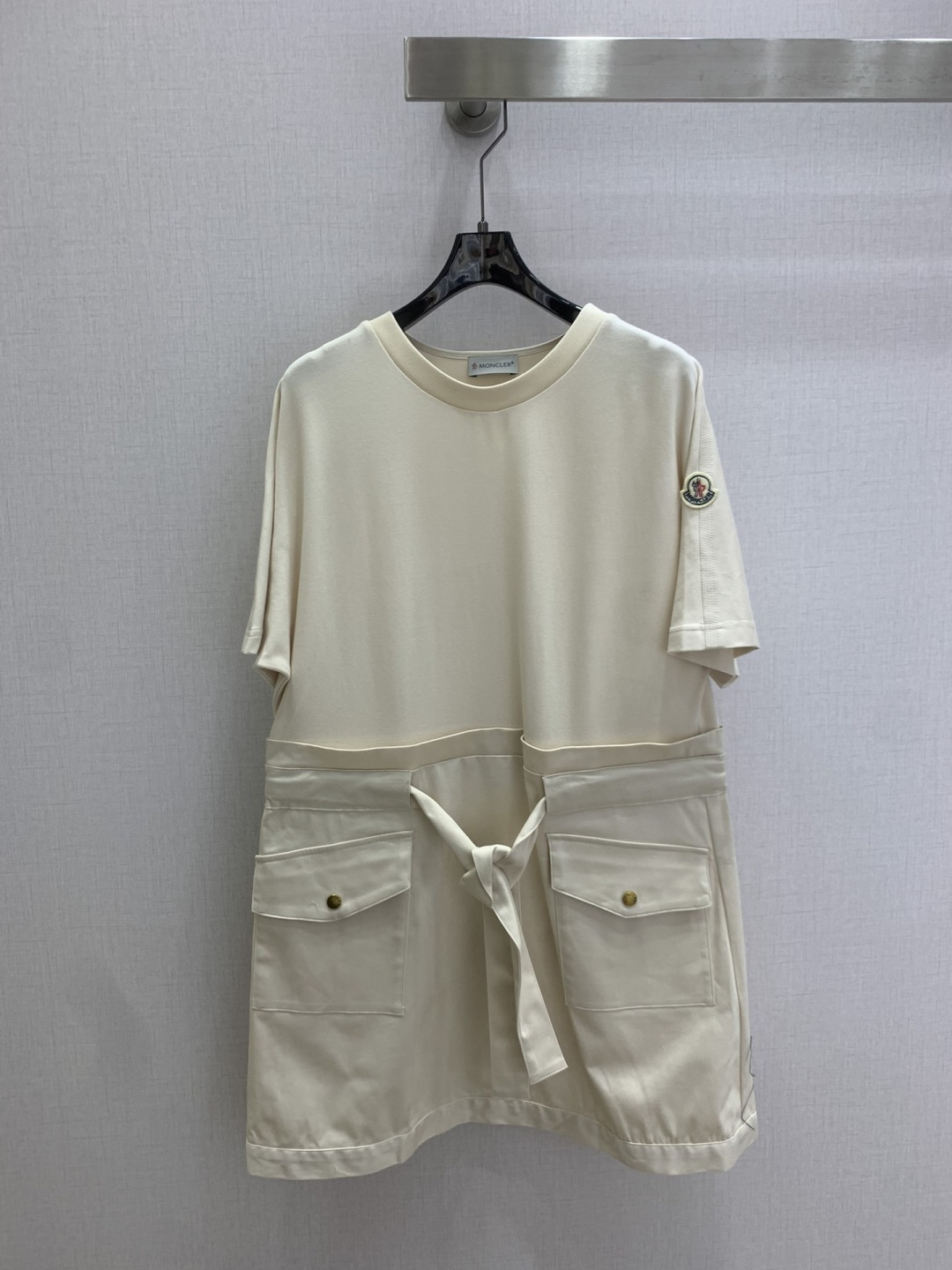 NO:800164,Highly recommended 26 spring and summer new style double-pocket short-sleeved lace-up dress. Low-key luxury three-dimensional tailoring. Streamlined line design. Noble and elegant yet full of gentle and intellectual temperament. Imported special materials. Soft and comfortable. You will be amazed when you receive it. The custom-made fabric texture is amazing!  Two colors SML code, high quality ABC,,skirts,T-shirt,19860909强烈推荐 26春夏新款 双口袋短袖系带连衣裙 低调奢华立体剪裁 精简线条感设计 高贵典雅又尽显温柔知性的气质 进口特殊材质 柔软舒适 收到手会很惊艳 定制面料质感超赞！两个色 SML码 高品质ABC,,skirts,T-shirt,,Women's clothing