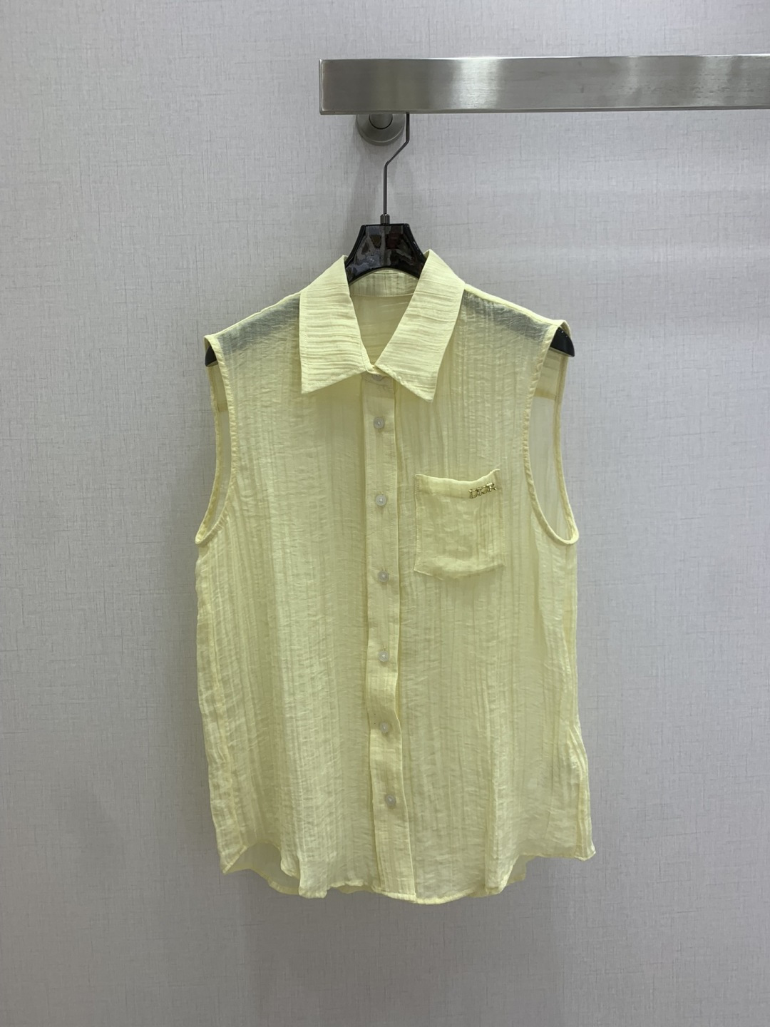 NO:800157,Highly recommended 26 spring and summer new metal letter pocket sleeveless shirt, full of texture, elegant design, OK for daily OL, a fashionable shirt with unique charm, two colors SML code, high quality ABC,, shirts,19860909强烈推荐 26春夏新款 金属字母口袋无袖衬衫 质感十足 优雅气质设计 日常OL都OK 一款具有独特魅力的时尚衬衫 两个色 SML码 高品质ABC,,shirts,,Women's clothing