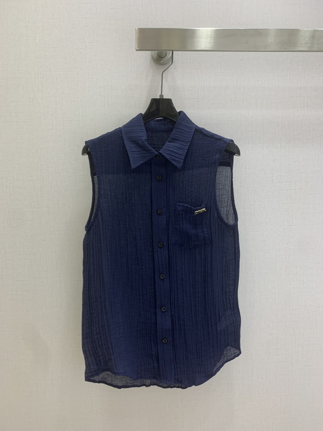 NO:800175,Highly recommended 26 spring and summer new metal letter pocket sleeveless shirt, full of texture, elegant design, OK for daily OL, a fashionable shirt with unique charm, two colors SML code, high quality ABC,, shirts,19860909强烈推荐 26春夏新款 金属字母口袋无袖衬衫 质感十足 优雅气质设计 日常OL都OK 一款具有独特魅力的时尚衬衫 两个色 SML码 高品质ABC,,shirts,,Women's clothing