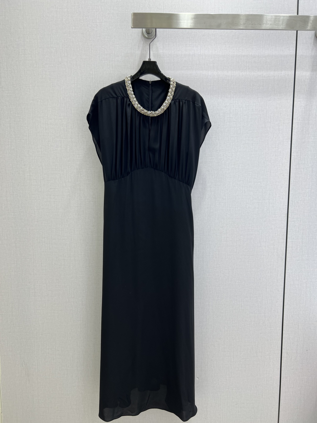 NO:802239,Highly recommended 26 spring and summer new beaded neckline dress, silk, elegant and smart, simple yet luxurious, and the workmanship of the whole dress is very fine!  The pattern is simple and easy to see at a glance, beautiful and fantasy, low-key yet eye-catching, you must choose this one. One color, SMLXL code, high quality ABC, skirts, real silk,19860909强烈推荐 26春夏新款 领口钉珠连衣裙 真丝 飘逸灵动 简约中流露出高奢 整件衣服做工更是非常精细！ 版型简单一目了然,美伦美幻 低调又要引人注目,必选这款 一个色 SMLXL码 高品质ABC,,skirts,real silk,,Women's clothing