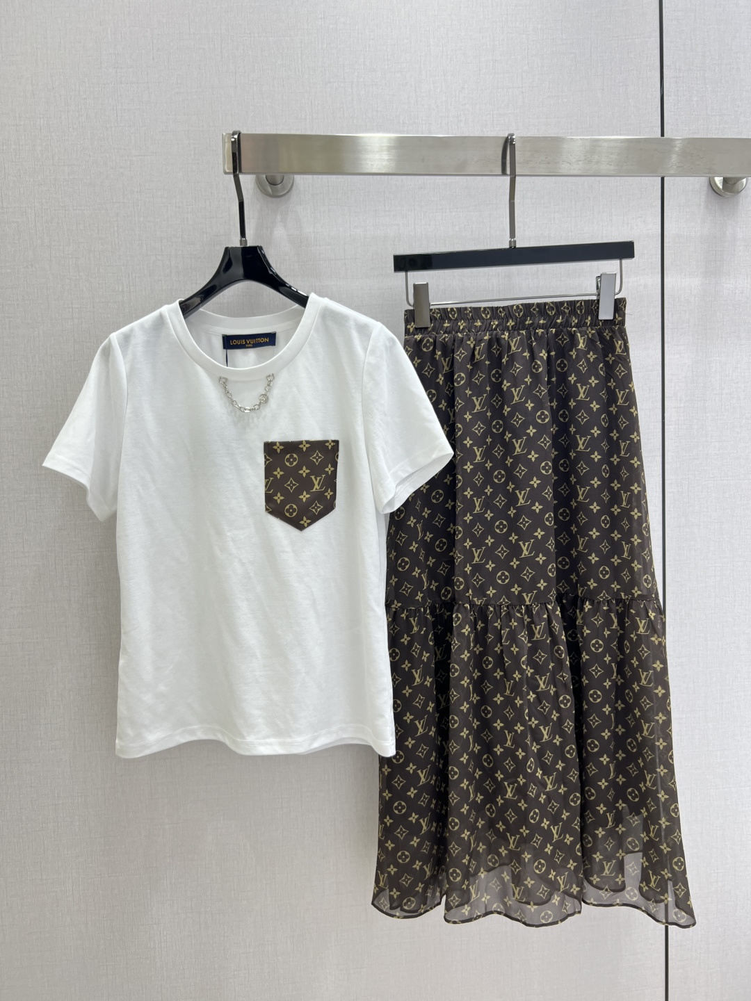 NO:802260,Highly recommended 26 spring and summer new style Presbyopia pocket chain long skirt suit, chain pocket printed short-sleeved T-shirt with printed elastic waist skirt, skirt organza fabric is light and breathable, formal suit matching effect is elegant and grand, two colors SML code High quality ABC,,skirts,T-shirt,19860909强烈推荐 26春夏新款 老花口袋链条长半裙套装,链条口袋印花短袖T桖搭配印花松紧腰半身裙,半裙欧根纱面料轻薄透气,正套搭配效果优雅大气、两个色 SML码 高品质ABC,,skirts,T-shirt,,Women's clothing