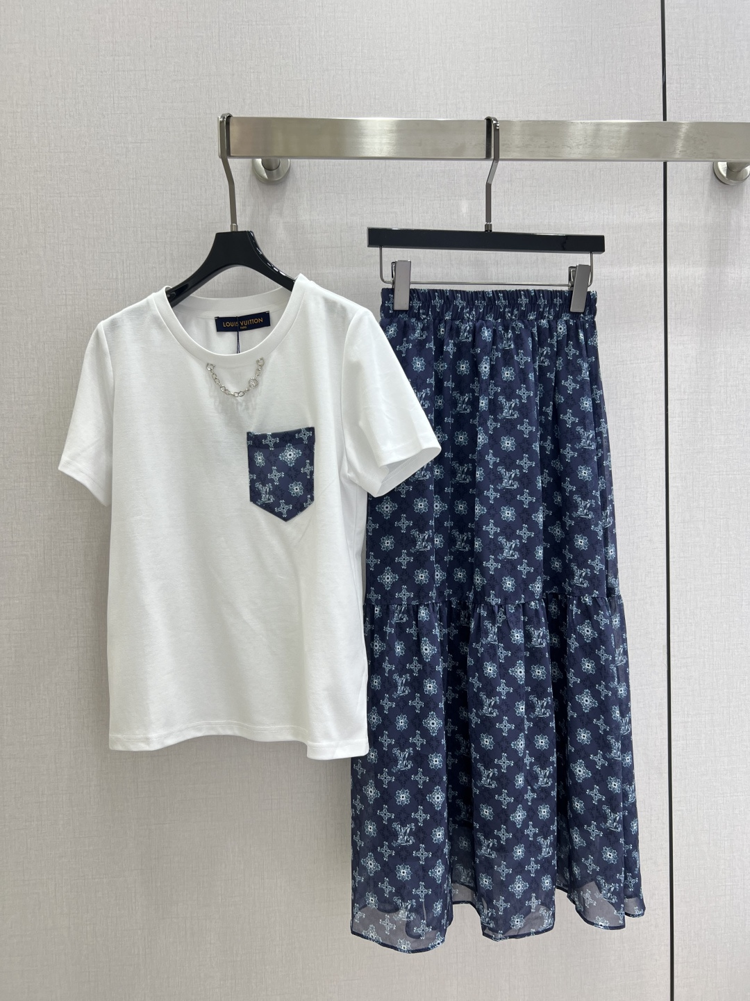 NO:802283,Highly recommended 26 spring and summer new style Presbyopia pocket chain long skirt suit, chain pocket printed short-sleeved T-shirt with printed elastic waist skirt, skirt organza fabric is light and breathable, formal suit matching effect is elegant and grand, two colors SML code High quality ABC,,skirts,T-shirt,19860909强烈推荐 26春夏新款 老花口袋链条长半裙套装,链条口袋印花短袖T桖搭配印花松紧腰半身裙,半裙欧根纱面料轻薄透气,正套搭配效果优雅大气、两个色 SML码 高品质ABC,,skirts,T-shirt,,Women's clothing