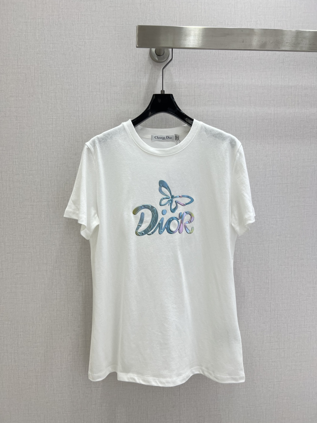 NO:801192,Highly recommended 26 spring and summer new short-sleeved T-shirt with letter butterfly pattern. Made of cotton fabric with soft and delicate texture; customized washed wheat accessories. The loose version makes the upper body comfortable and good-looking!  Two colors SML code high quality AB, T-shirt, tees, t-shirt,19860909强烈推荐 26春夏新款 字母蝴蝶图案短袖T恤 采用棉面料质感柔软细腻；定制洗水麦辅料齐.版型宽松上身效果舒适好看！两个色 SML码 高品质AB,,T-shirt,tees，t-shirt,,Women's clothing