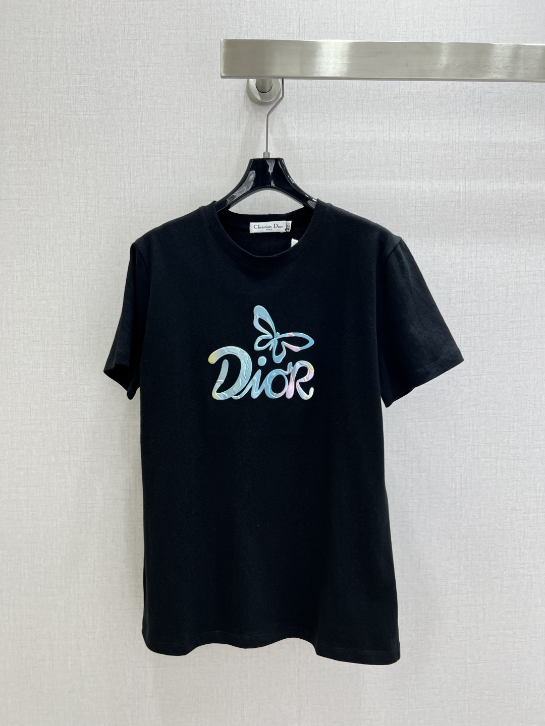NO:801193,Highly recommended 26 spring and summer new short-sleeved T-shirt with letter butterfly pattern. Made of cotton fabric with soft and delicate texture; customized washed wheat accessories. The loose version makes the upper body comfortable and good-looking!  Two colors SML code high quality ABC,,T-shirt,tees,t-shirt,19860909强烈推荐 26春夏新款 字母蝴蝶图案短袖T恤 采用棉面料质感柔软细腻；定制洗水麦辅料齐.版型宽松上身效果舒适好看！两个色 SML码 高品质ABC,,T-shirt,tees，t-shirt,,Women's clothing