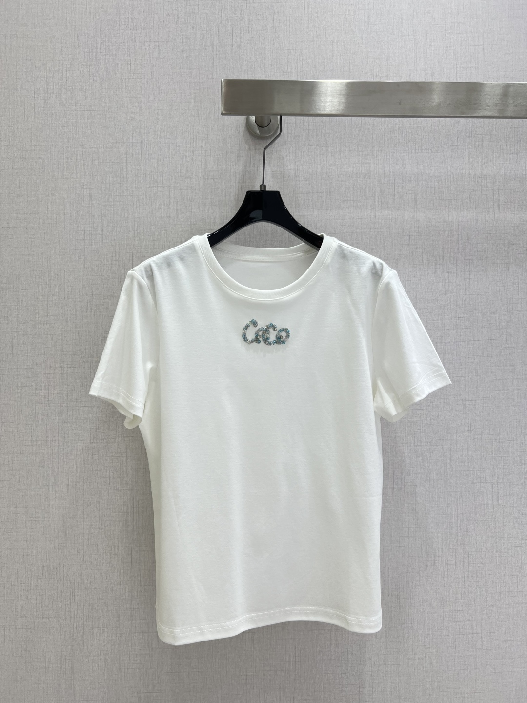 NO:802292,Highly recommended 26 spring and summer new beaded embroidered short-sleeved T-shirt, made of soft cotton fabric, breathable and comfortable, perfect for summer!  Exquisite and recognizable. The round neck design is simple and elegant, and the loose fit flatters the body shape. It goes well with jeans or skirts. It can be easily worn for commuting and leisure. It is a versatile fashion item!  Two colors SML code high quality ABC,,skirts,jeans,T-shirt,tees,t-shirt,19860909强烈推荐 26春夏新款 钉珠刺绣短袖T恤,采用柔软棉质面料,透气舒适,夏天穿超合适！精致又有辨识度.圆领设计简约大方,宽松版型修饰身形,搭配牛仔裤或半裙都很出彩,通勤休闲都能轻松驾驭,是百搭时尚单品！两个色 SML码 高品质ABC,,skirts,jeans,T-shirt,tees，t-shirt,,Women's clothing