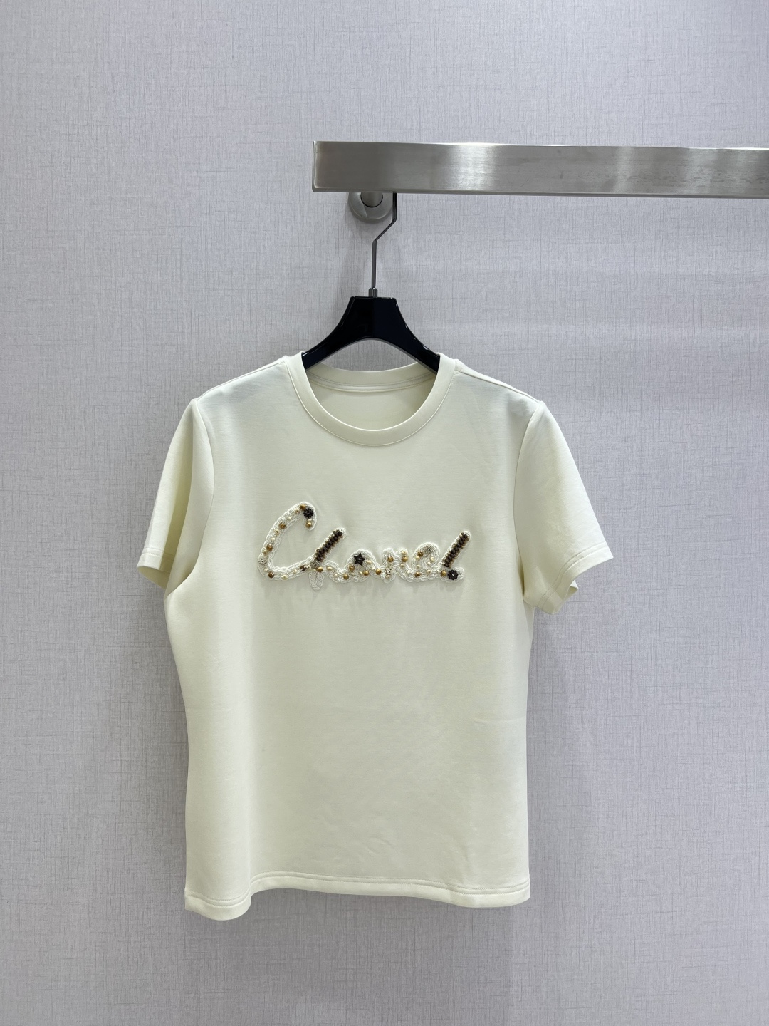 NO:801626,Highly recommended 26 spring and summer new short-sleeved T-shirt with letter embroidery, made of soft cotton fabric, breathable and comfortable, perfect for summer!  'Chanel' letter embroidery + sequin embellishment on the front is exquisite and recognizable. The round neck design is simple and elegant, and the loose fit modifies the body shape. It goes well with jeans or skirts. It can be easily used for commuting and leisure. It is a versatile fashion item!  One color SML code high quality ABC,,chanel,skirts,jeans,T-shirt,tees,t-shirt,19860909强烈推荐 26春夏新款 字母绣品短袖T恤,采用柔软棉质面料,透气舒适,夏天穿超合适！正面“Chanel”字母刺绣+亮片点缀,精致又有辨识度.圆领设计简约大方,宽松版型修饰身形,搭配牛仔裤或半裙都很出彩,通勤休闲都能轻松驾驭,是百搭时尚单品！一个色 SML码 高品质ABC,,chanel,skirts,jeans,T-shirt,tees，t-shirt,,Women's clothing