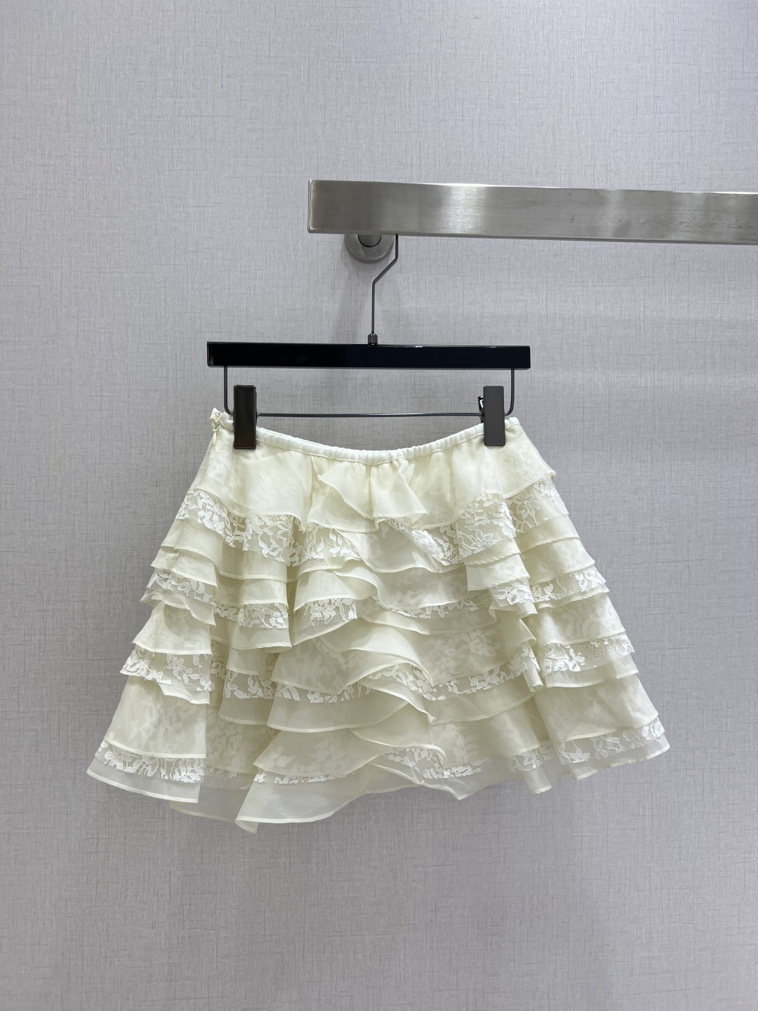NO:802288,Highly recommended 26 spring and summer new lace cake skirt, made of light organza, layered ruffles + exquisite lace, full of sweet and girly feeling. Creamy white tone, elastic waist, modified waistline, elegant and flexible skirt, walking with fairy spirit ~ ballet style design, looks great with sweaters or T-shirts, can be easily controlled on dates, vacations, and daily outings, and the gentle atmosphere directly fills the air!  One color SML code high quality ABC,,skirts,tees,t-shirt,19860909强烈推荐 26春夏新款 蕾丝蛋糕半裙,采用轻盈乌干纱,层叠荷叶边+精致蕾丝花边,甜美少女感满满.奶油白色调,弹力收腰,修饰腰线,裙摆飘逸灵动,走路自带仙气～芭蕾风设计,搭配针织衫或T恤都很出彩,约会、度假、日常出街都能轻松驾驭,温柔氛围感直接拉满！一个色 SML码 高品质ABC,,skirts,tees，t-shirt,,Women's clothing