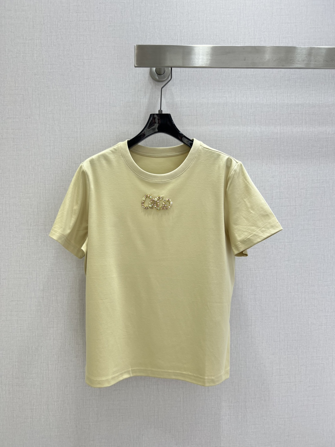 NO:802296,Highly recommended 26 spring and summer new beaded embroidered short-sleeved T-shirt, made of soft cotton fabric, breathable and comfortable, perfect for summer!  Exquisite and recognizable. The round neck design is simple and elegant, and the loose fit flatters the body shape. It goes well with jeans or skirts. It can be easily worn for commuting and leisure. It is a versatile fashion item!  Two colors SML code high quality ABC,,skirts,jeans,T-shirt,tees,t-shirt,19860909强烈推荐 26春夏新款 钉珠刺绣短袖T恤,采用柔软棉质面料,透气舒适,夏天穿超合适！精致又有辨识度.圆领设计简约大方,宽松版型修饰身形,搭配牛仔裤或半裙都很出彩,通勤休闲都能轻松驾驭,是百搭时尚单品！两个色 SML码 高品质ABC,,skirts,jeans,T-shirt,tees，t-shirt,,Women's clothing