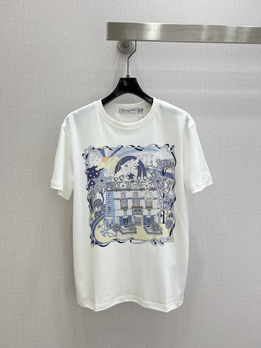 NO:801191,Highly recommended 26 spring and summer new architectural pattern short-sleeved T-shirt. Made of cotton fabric with soft and delicate texture; customized washed wheat accessories. The loose version makes the upper body comfortable and good-looking!  Two colors SML code high quality ABC,,T-shirt,tees,t-shirt,19860909强烈推荐 26春夏新款 建筑图案短袖T恤 采用棉面料质感柔软细腻；定制洗水麦辅料齐.版型宽松上身效果舒适好看！两个色 SML码 高品质ABC,,T-shirt,tees，t-shirt,,Women's clothing