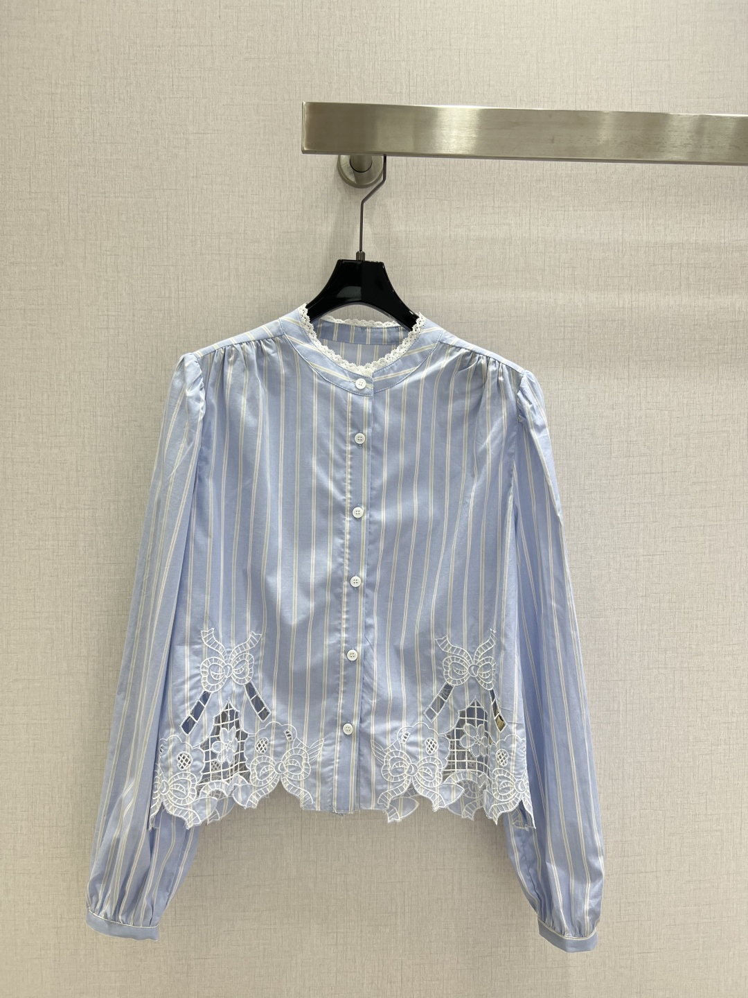 NO:801636,Highly recommended 26 spring and summer new style lace hollow striped long-sleeved shirt blue striped French age-reducing wear hollow lace top one color SML code high quality ABC, shirts,19860909强烈推荐 26春夏新款 拼蕾丝镂空条纹长袖衬衫 蓝色条纹法式减龄穿搭镂空蕾丝上衣 一个色 SML码 高品质ABC,,shirts,,Women's clothing