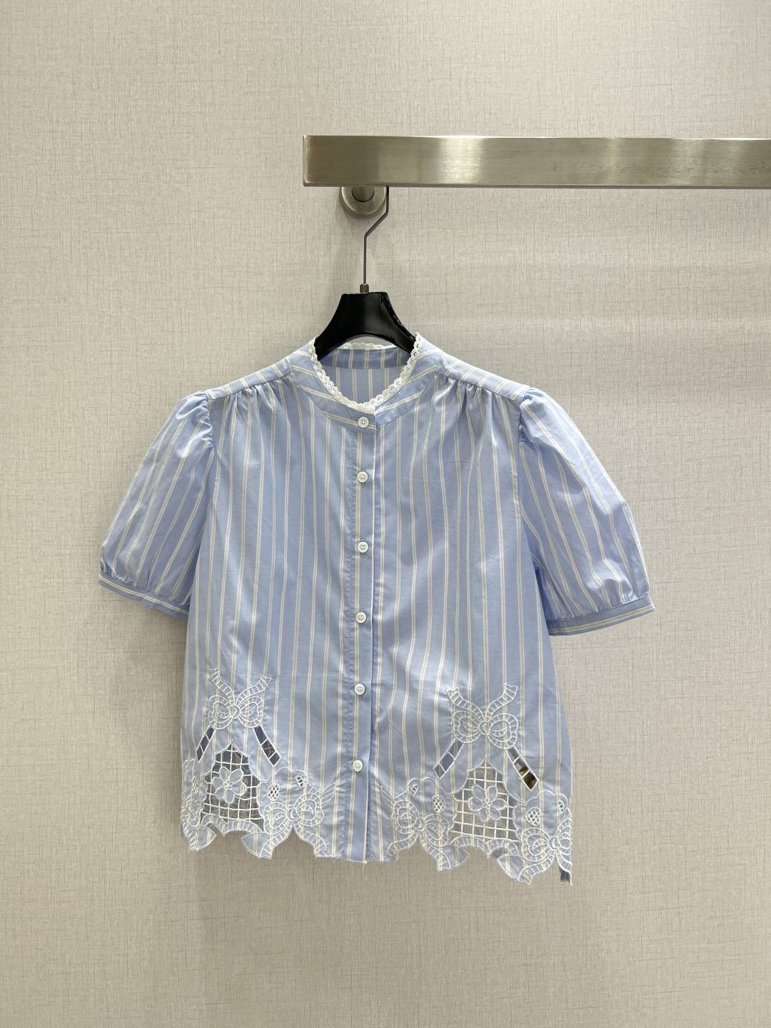 NO:801633,Highly recommended 26 spring and summer new style lace hollow striped short-sleeved shirt blue striped French age-reducing wear hollow lace top one color SML code high quality AB, shirts, T-shirt,19860909强烈推荐 26春夏新款 拼蕾丝镂空条纹短袖衬衫 蓝色条纹法式减龄穿搭镂空蕾丝上衣 一个色 SML码 高品质AB,,shirts,T-shirt,,Women's clothing