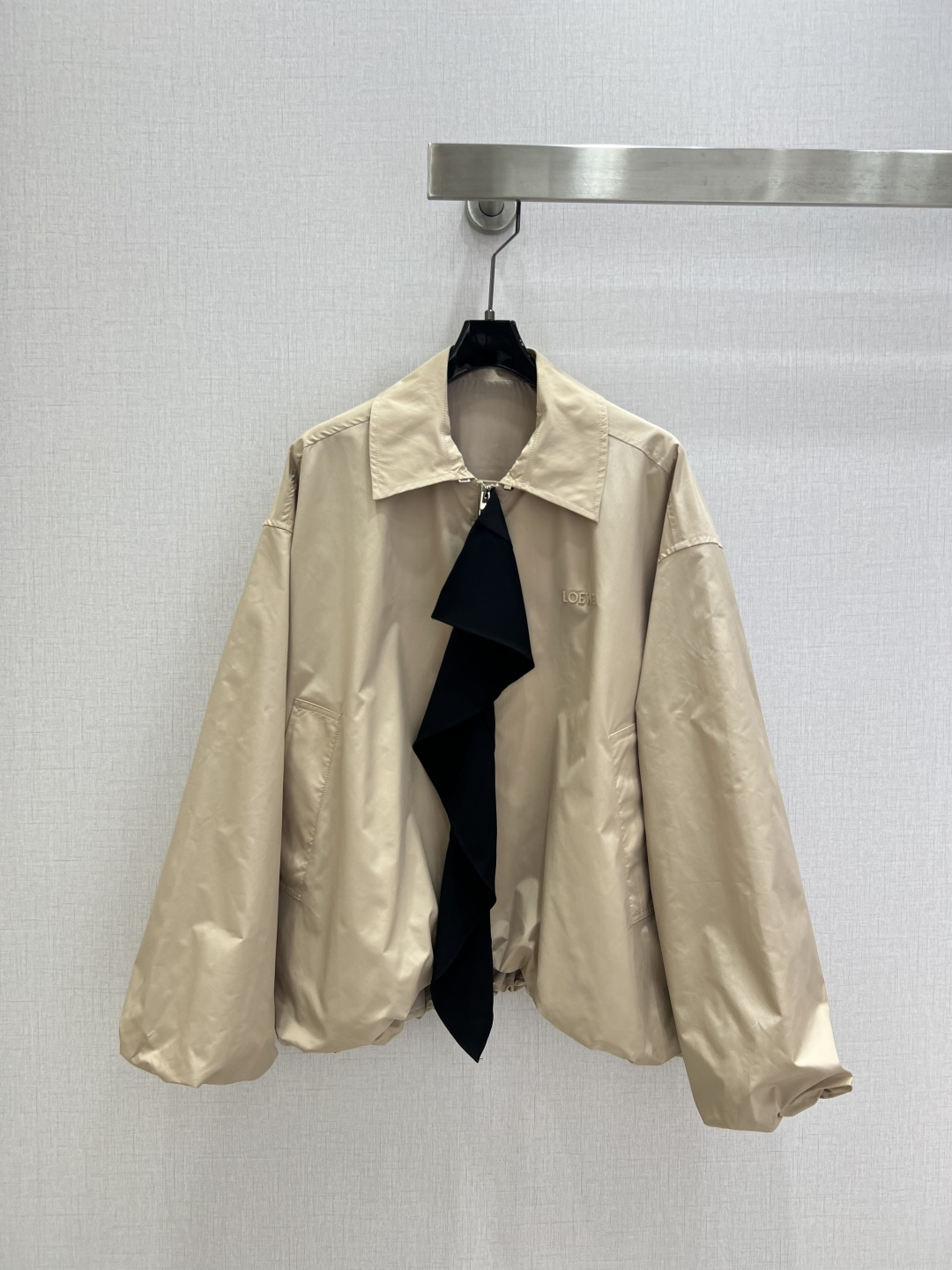 NO:800693,Highly recommended for spring and summer 26 new casual jacket with spliced ​​lapels. Fabric is crisp and drape. Classic lapel with delicate texture + black spliced ​​tie. Breaks the monotony of the basic style. Drawstring design at the hem. Can be loose and waisted. Easily adapts to different body shapes. It hides fat and looks slim. Full of layering. Easy to manage on daily commutes and out on the street. It is fashionable with jeans or wide-leg pants. Comfortable and practical. One color SMLXL code. High quality ABC,,jeans,jackets & coats,ties,19860909强烈推荐 26春夏新款 翻领拼接休闲外套 面料挺括垂坠 质感细腻经典翻领+黑色拼接领带 打破基础款单调 下摆抽绳设计 可宽松可收腰 轻松适配不同身材 藏肉又显瘦 层次感满满 日常通勤 出街都能轻松驾驭 搭配牛仔裤或阔腿裤都很时髦 舒适又实用 一个色 SMLXL码 高品质ABC,,jeans,jackets & coats,ties,,Women's clothing