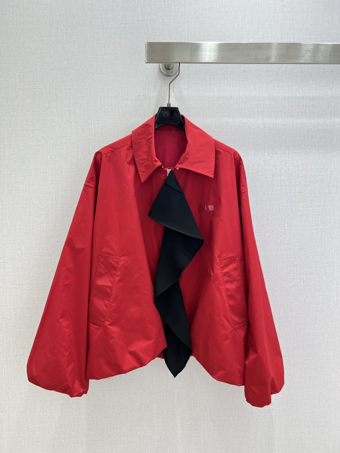 NO:800702,Highly recommended for spring and summer 26 new casual jacket with spliced ​​lapels. Fabric is crisp and drape. Classic lapel with delicate texture + black spliced ​​tie. Breaks the monotony of the basic style. Drawstring design at the hem. Can be loose and waisted. Easily adapts to different body shapes. It hides fat and looks slim. Full of layering. Easy to manage on daily commutes and out on the street. It is fashionable with jeans or wide-leg pants. Comfortable and practical. One color SMLXL code. High quality ABC,,jeans,jackets & coats,ties,19860909强烈推荐 26春夏新款 翻领拼接休闲外套 面料挺括垂坠 质感细腻经典翻领+黑色拼接领带 打破基础款单调 下摆抽绳设计 可宽松可收腰 轻松适配不同身材 藏肉又显瘦 层次感满满 日常通勤 出街都能轻松驾驭 搭配牛仔裤或阔腿裤都很时髦 舒适又实用 一个色 SMLXL码 高品质ABC,,jeans,jackets & coats,ties,,Women's clothing
