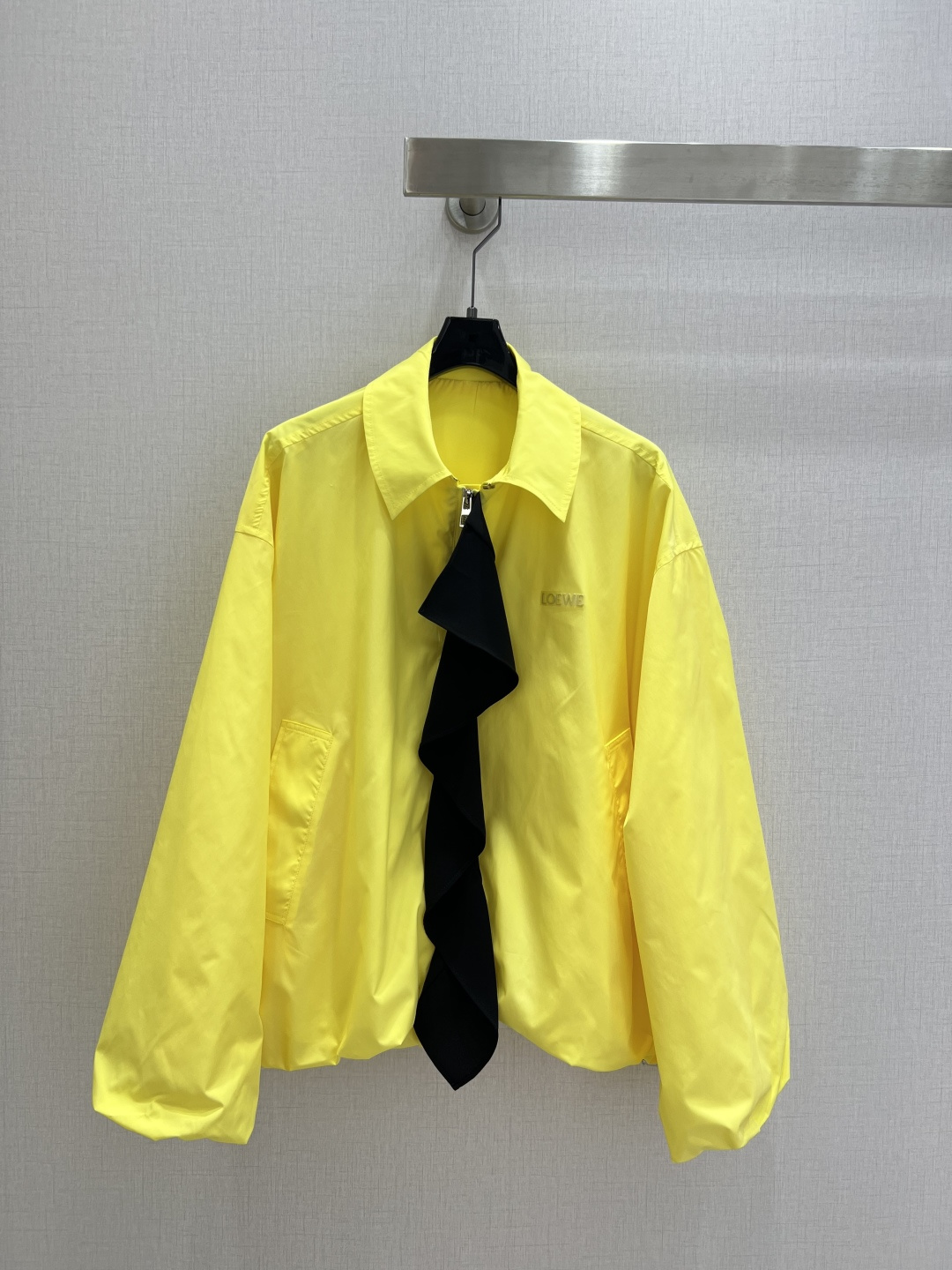 NO:800699,Highly recommended for spring and summer 26 new casual jacket with spliced ​​lapels. Fabric is crisp and drape. Classic lapel with delicate texture + black spliced ​​tie. Breaks the monotony of the basic style. Drawstring design at the hem. Can be loose and waisted. Easily adapts to different body shapes. It hides fat and looks slim. Full of layering. Easy to manage on daily commutes and out on the street. It is fashionable with jeans or wide-leg pants. Comfortable and practical. One color SMLXL code. High quality ABC,,jeans,jackets & coats,ties,19860909强烈推荐 26春夏新款 翻领拼接休闲外套 面料挺括垂坠 质感细腻经典翻领+黑色拼接领带 打破基础款单调 下摆抽绳设计 可宽松可收腰 轻松适配不同身材 藏肉又显瘦 层次感满满 日常通勤 出街都能轻松驾驭 搭配牛仔裤或阔腿裤都很时髦 舒适又实用 一个色 SMLXL码 高品质ABC,,jeans,jackets & coats,ties,,Women's clothing