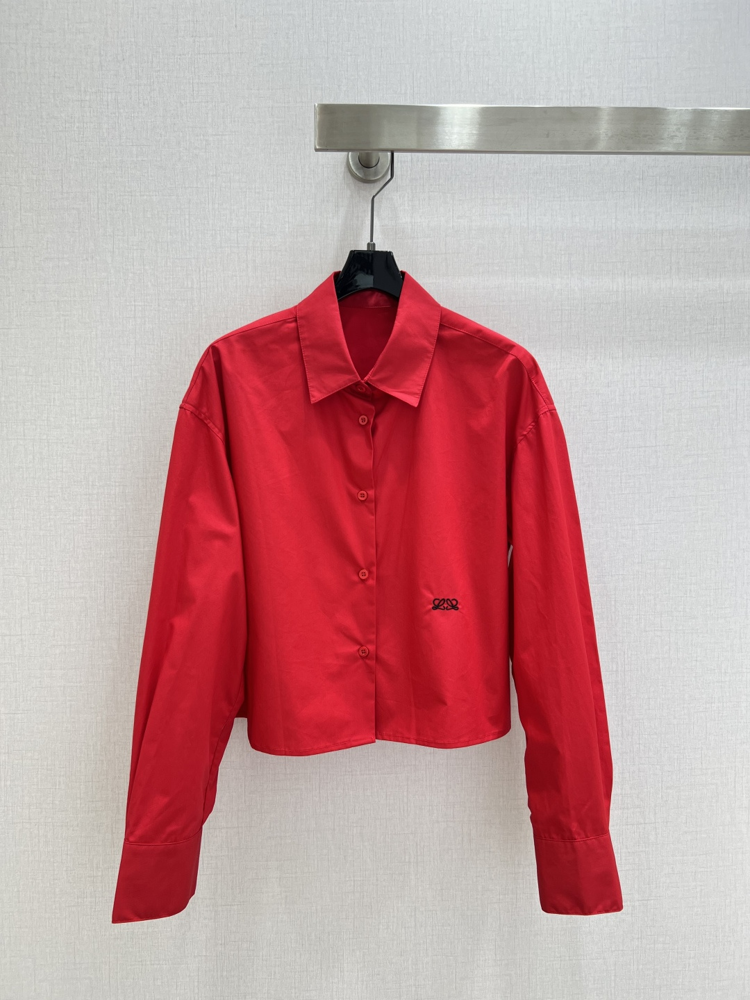 NO:800679,Highly recommended for spring and summer 26. Embroidered lapel long-sleeved shirt. Classic lapel + short high-waisted version. Modifies body shape. Black embroidered LOGO on the body. Exquisite and durable. Creates casual and unintentional relaxation. Short cut. Paired with high-waisted pants or skirts. Easily elongates body proportions. Makes taller and slimmer. Easily manageable for commuting and parties. Practical and fashionable. One color SMLXL code. High quality ABC,,skirts,shirts,19860909强烈推荐 26春夏新款 刺绣翻领长袖衬衫 经典翻领+短款高腰版型 修饰身形 衣身黑色刺绣LOGO 精致耐看 打造随性不刻意的松弛感 短款剪裁 搭配高腰裤或裙子 轻松拉长身材比例 显高显瘦 通勤 聚会都能轻松驾驭 实用又时髦 一个色 SMLXL码 高品质ABC,,skirts,shirts,,Women's clothing