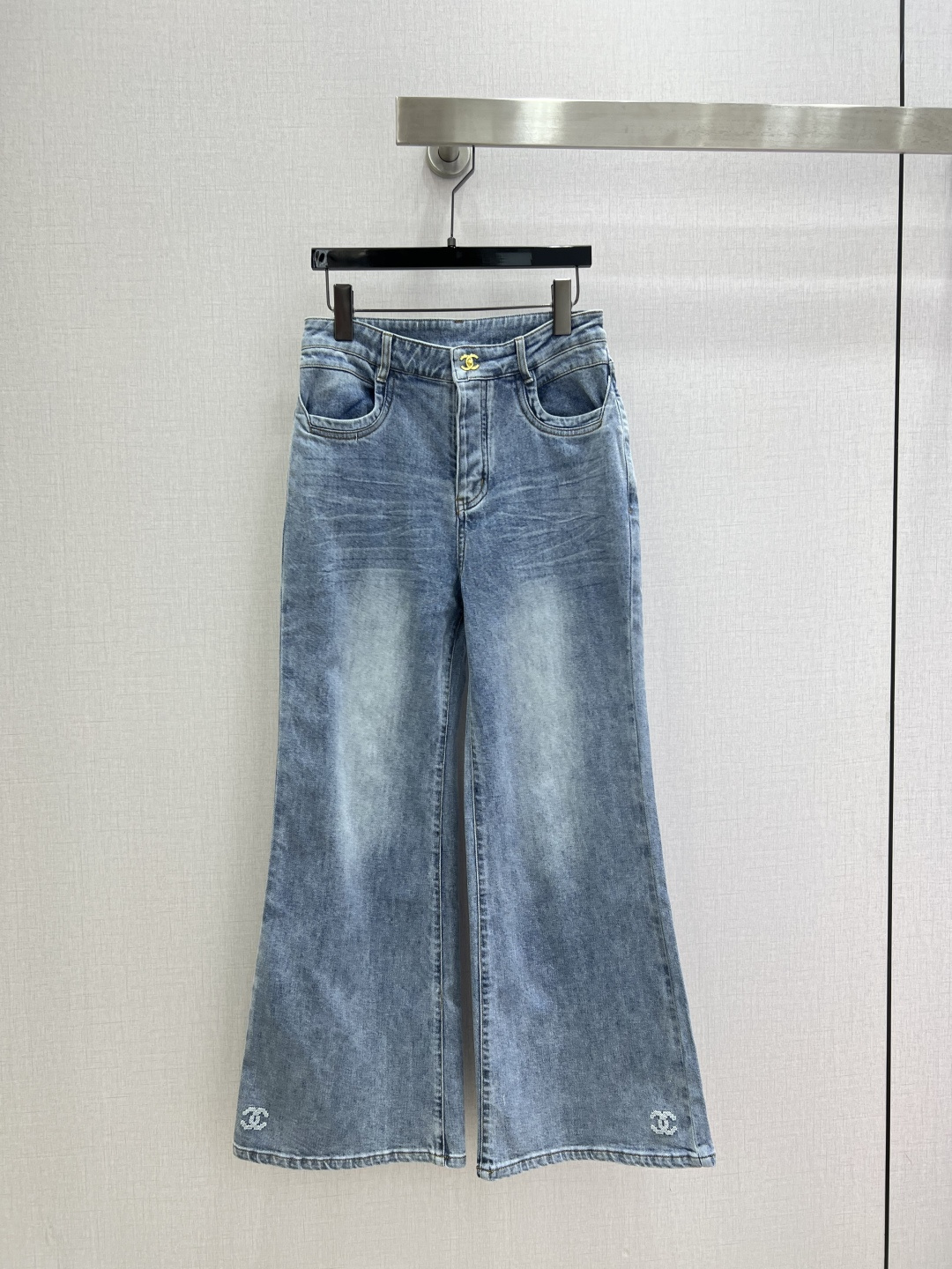 NO:802267,Highly recommended 26 spring and summer new style. Double C denim wide-leg bootcut trousers. The whole piece is three-dimensional. It is all-round and refined to be worn by celebrities. The upper body is super covered and the body is slimming. The legs are super stretched. It is easy to match. It is simple and refreshing. It has a refreshing and fashionable sense of high-end. It is elegant and fashionable in daily life. It is versatile. The color is very beautiful. The fabric is high-end and textured. A must-have for dating and shopping. One color SML code, high quality ABC,,19860909强烈推荐 26春夏新款 双C牛仔阔腿微喇长裤 整件立体剪裁 全方位精致做明星穿搭 上身超级遮肉显瘦 超拉腿部比例 巨好搭配 简简单单 穿出清爽时髦的高级感 日常优雅又时髦巨百搭 颜色很好看 面料高级又有质感 约会逛街必备 一个色 SML码 高品质ABC,,,Women's clothing