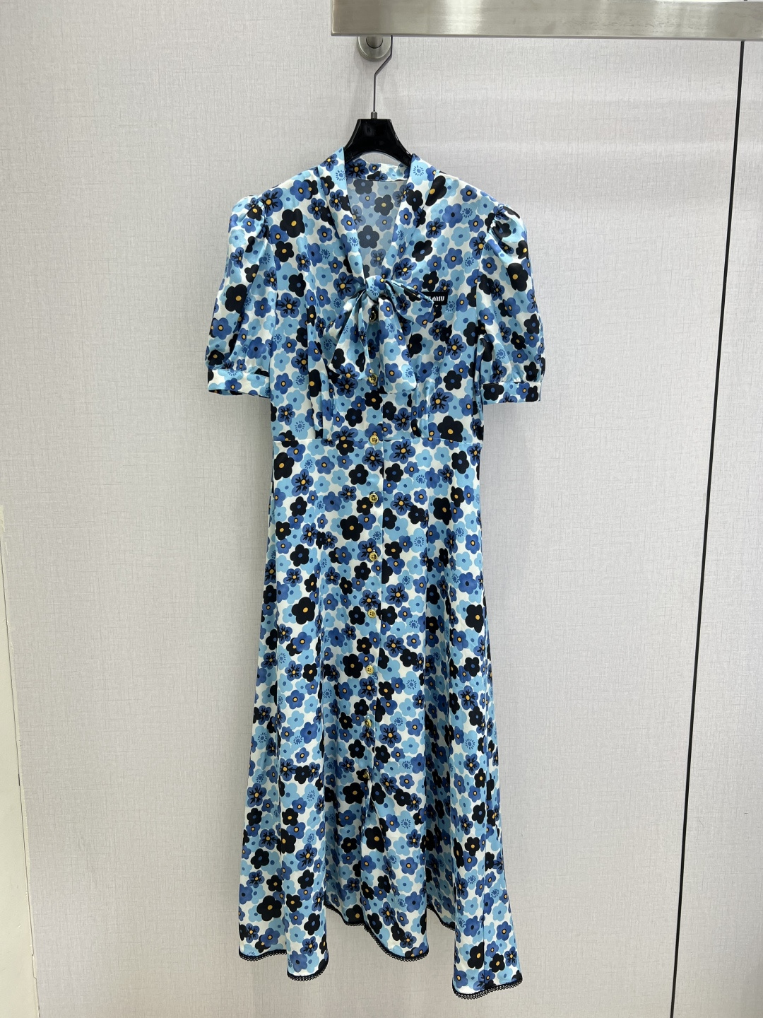 NO:802277,Highly recommended 26 spring and summer new printed lace-up short-sleeved dress, high-end mid-century romantic skirt, retro style, so beautiful that it has no friends!  Sweet and salty, fashionable and high-end!  Versatile artifact, beautiful and elegant, layered design, perfect workmanship, quality depends on the details. Ready to grab!  One color SML code high quality ABC,,skirts,T-shirt,19860909强烈推荐 26春夏新款 印花系带短袖连衣裙 高级中古风浪漫裙摆复古风美到没朋友！ 可甜可盐上身时髦又高级！百搭神器 可仙可飒 层次设计完美做工品质看细节 现货开抢！一个色 SML码 高品质ABC,,skirts,T-shirt,,Women's clothing
