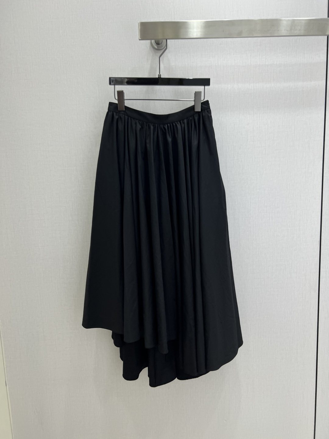 NO:801641,Highly recommended 26 spring and summer new minimalist irregular long skirt. Not picky about body shape requirements. The upper body is particularly good!  The style of matching is also very versatile. Exquisite advanced customization. The texture of the textured fabric is awesome. Retro and elegant. The upper body is cool and handsome, age-reducing and fashionable. Two colors. SMLXL code. High-quality ABC,,skirts,19860909强烈推荐 26春夏新款 极简不规则长半裙 不挑剔身形要求 上身特别赞！搭配的风格也很通吃 精致高级定制 富有肌理感的面料质感超赞 复古优雅 上身酷帅减龄时髦精 两个色 SMLXL码 高品质ABC,,skirts,,Women's clothing