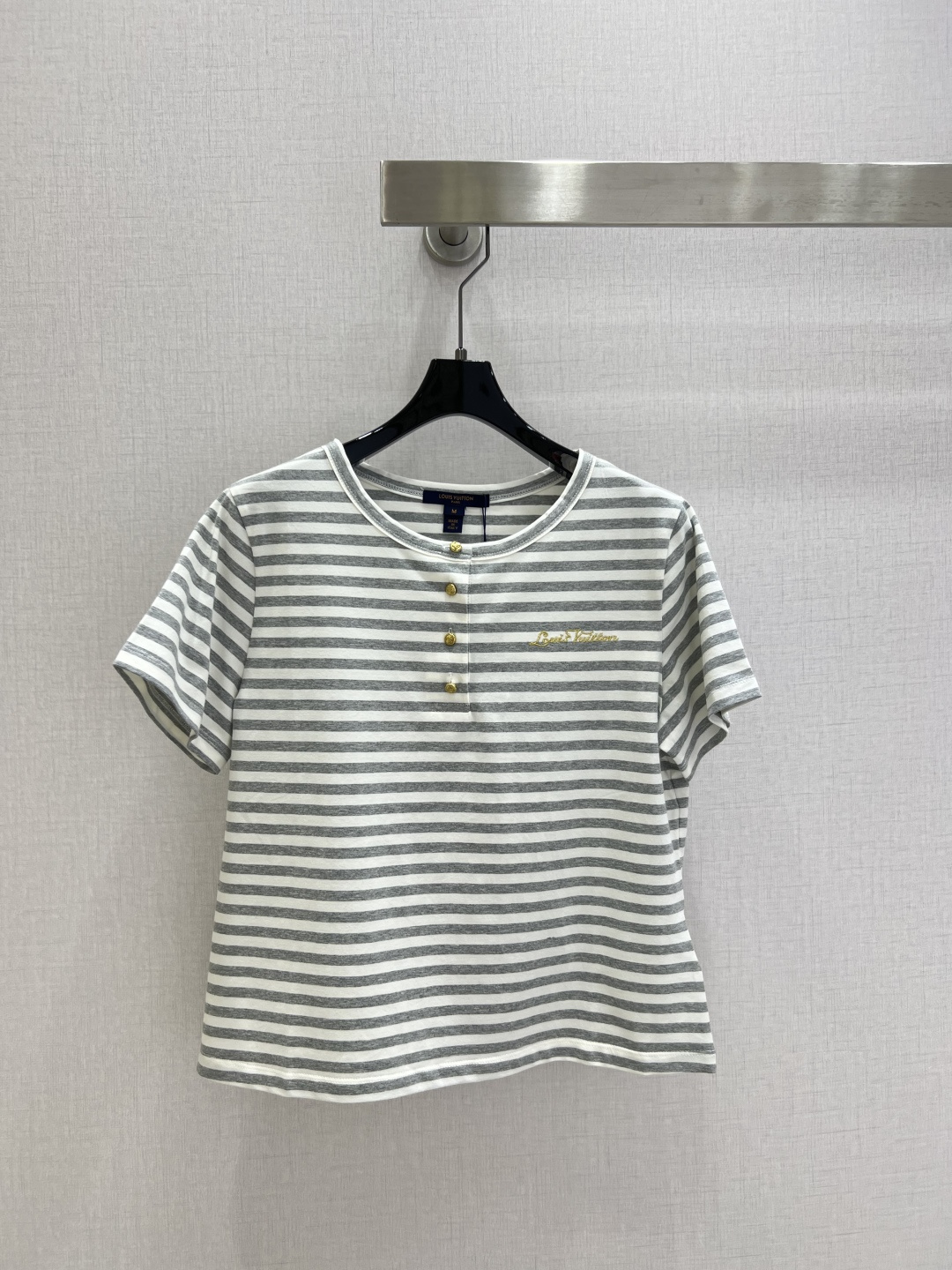 NO:801196,Highly recommended 26 spring and summer new striped embroidered round neck short-sleeved tops and classic striped round neck T-shirts. Made of cotton fabric with soft and delicate texture; customized washed wheat accessories. The loose version makes the upper body comfortable and good-looking!  Two colors SML code high quality ABC,,T-shirt,tees,t-shirt,19860909强烈推荐 26春夏新款 条纹刺绣圆领短袖上衣 经典条纹圆领T恤 采用棉面料质感柔软细腻；定制洗水麦辅料齐.版型宽松上身效果舒适好看！两个色 SML码 高品质ABC,,T-shirt,tees，t-shirt,,Women's clothing