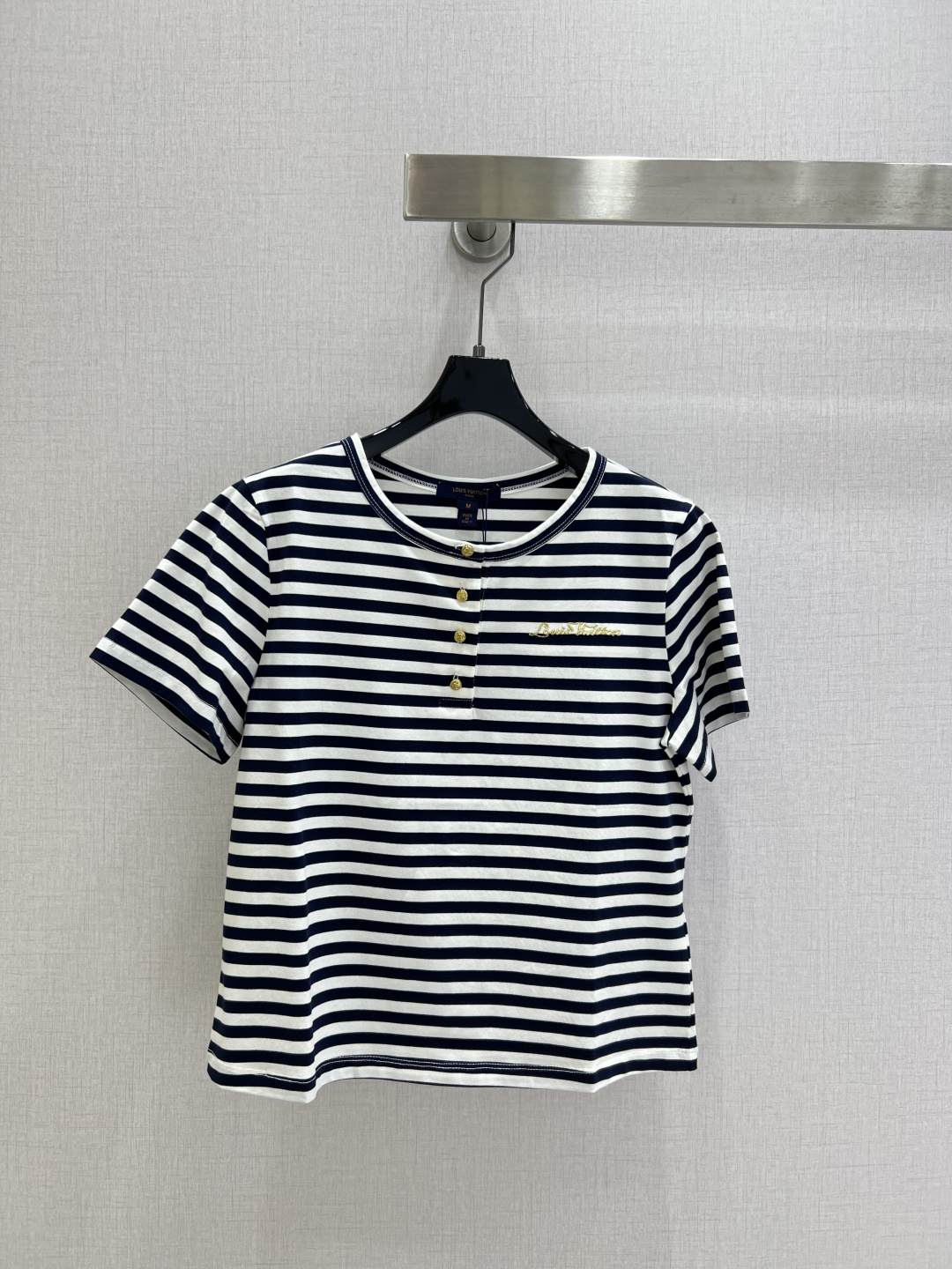 NO:801198,Highly recommended 26 spring and summer new striped embroidered round neck short-sleeved tops and classic striped round neck T-shirts. Made of cotton fabric with soft and delicate texture; customized washed wheat accessories. The loose version makes the upper body comfortable and good-looking!  Two colors SML code high quality ABC,,T-shirt,tees,t-shirt,19860909强烈推荐 26春夏新款 条纹刺绣圆领短袖上衣 经典条纹圆领T恤 采用棉面料质感柔软细腻；定制洗水麦辅料齐.版型宽松上身效果舒适好看！两个色 SML码 高品质ABC,,T-shirt,tees，t-shirt,,Women's clothing