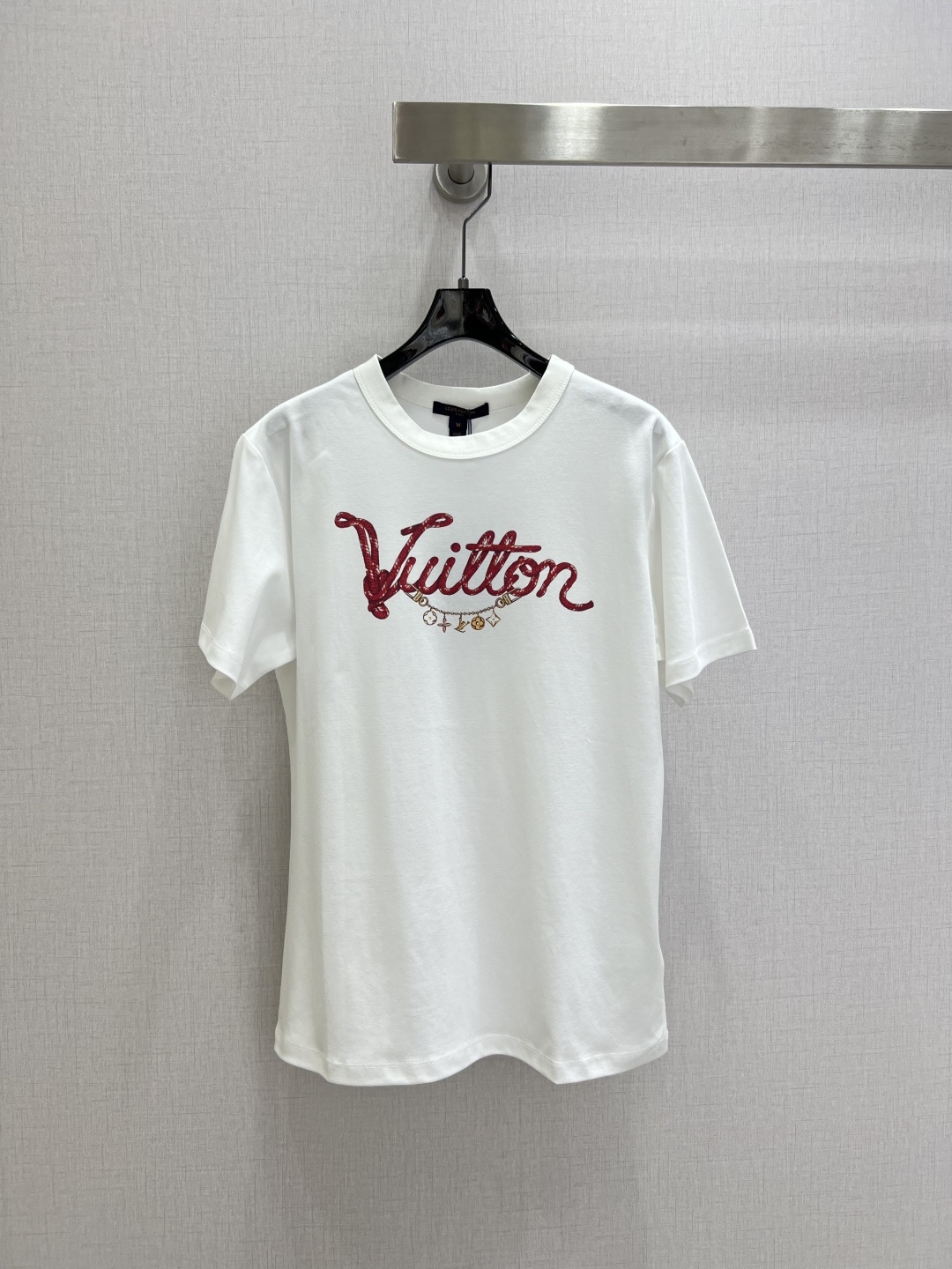 NO:801194,Highly recommended 26 spring and summer new style, letter chain printed short-sleeved T-shirt, classic round neck printed T-shirt, made of cotton fabric with soft and delicate texture; customized washed wheat accessories. The loose version makes the upper body comfortable and good-looking!  Two colors SML code high quality ABC,,T-shirt,tees,t-shirt,19860909强烈推荐 26春夏新款 字母链条印花短袖T恤 经典圆领印花T恤 采用棉面料质感柔软细腻；定制洗水麦辅料齐.版型宽松上身效果舒适好看！两个色 SML码 高品质ABC,,T-shirt,tees，t-shirt,,Women's clothing
