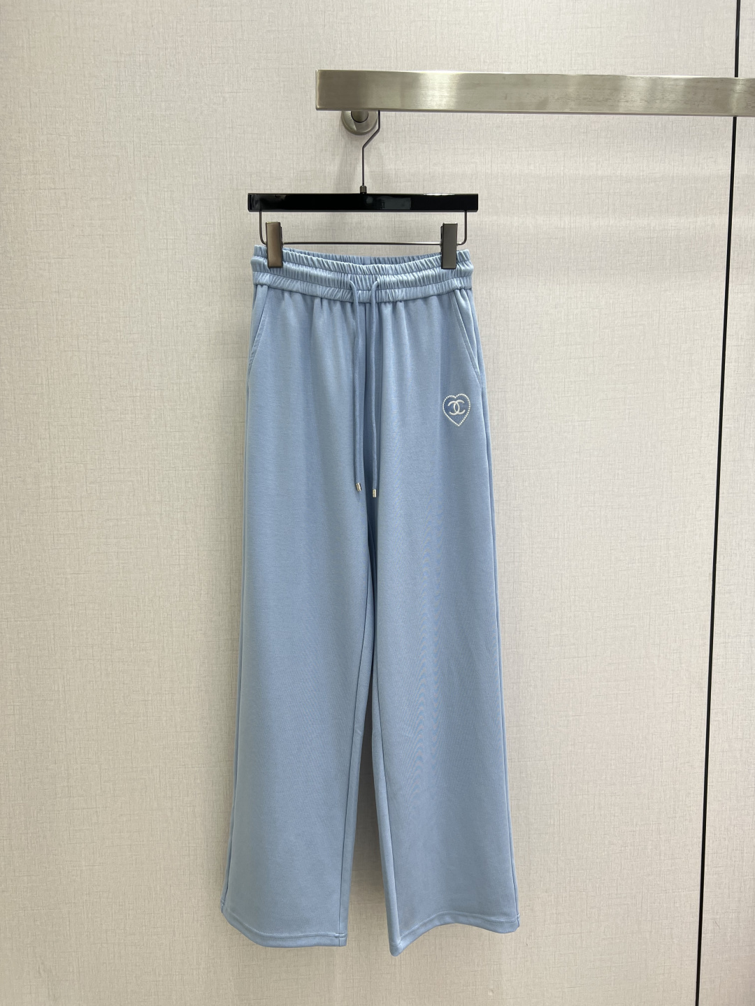 NO:800723,Highly recommended 26 spring and summer new love embroidered drawstring trousers, fashionable and easy-to-wear walking casual trousers, versatile style, advanced customization, comfortable fabrics, casual and easy!  Not only is the color beautiful, the texture is also great!  Retro and fashionable, it can be worn by all body types!  Two colors SML code high quality ABC,,19860909强烈推荐 26春夏新款 爱心刺绣抽绳长裤 时髦好穿度爆棚的行走的休闲裤 风格百搭 高级定制 舒适的面料 随性洒脱！不旦颜色美,质感也敲好！复古又时尚 各种身材都可以驾驭！两个色 SML码 高品质ABC,,,Women's clothing