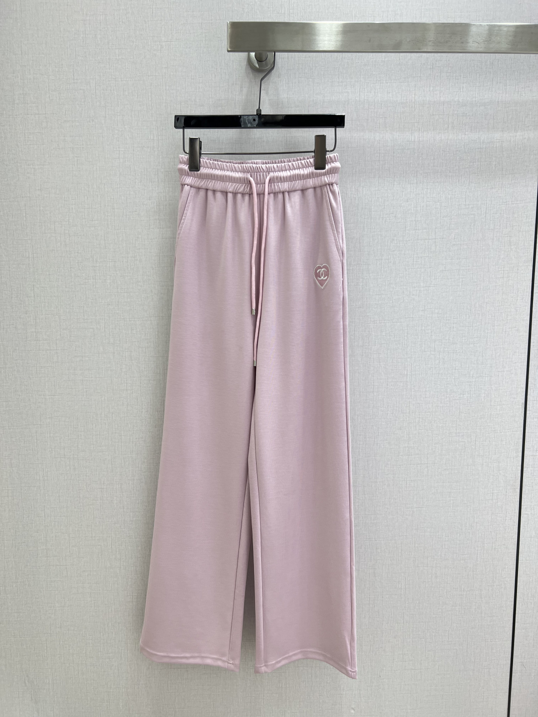 NO:800716,Highly recommended 26 spring and summer new love embroidered drawstring trousers, fashionable and easy-to-wear walking casual trousers, versatile style, advanced customization, comfortable fabrics, casual and easy!  Not only is the color beautiful, the texture is also great!  Retro and fashionable, it can be worn by all body types!  Two colors SML code high quality ABC,,19860909强烈推荐 26春夏新款 爱心刺绣抽绳长裤 时髦好穿度爆棚的行走的休闲裤 风格百搭 高级定制 舒适的面料 随性洒脱！不旦颜色美,质感也敲好！复古又时尚 各种身材都可以驾驭！两个色 SML码 高品质ABC,,,Women's clothing