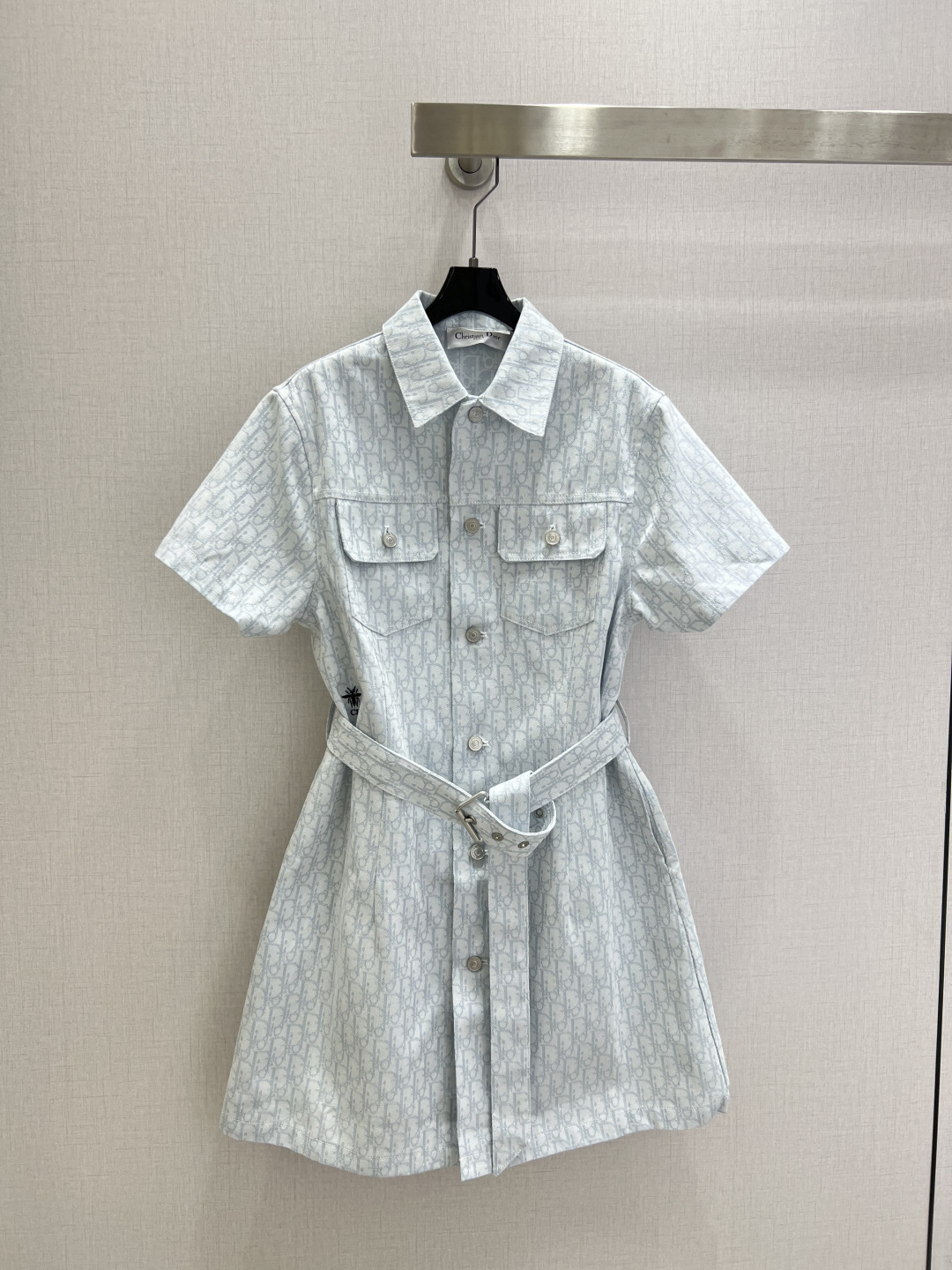 NO:800721,Strong 26 spring and summer new style jacquard double-pocket short-sleeved belt dress. Low-key luxury three-dimensional tailoring. Streamlined line design. Noble and elegant yet full of gentle and intellectual temperament. Imported special material. Soft and comfortable. You will be amazed when you receive it. The texture of the customized fabric is amazing!  Two colors SML code, high quality ABC,,skirts,T-shirt,19860909强烈 26春夏新款 提花双口袋短袖腰带连衣裙 低调奢华立体剪裁 精简线条感设计 高贵典雅又尽显温柔知性的气质 进口特殊材质 柔软舒适 收到手会很惊艳 定制面料质感超赞！两个色 SML码 高品质ABC,,skirts,T-shirt,,Women's clothing