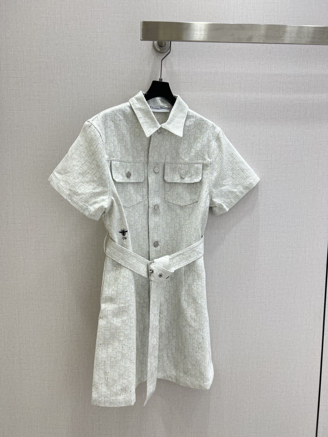 NO:800719,Strong 26 spring and summer new style jacquard double-pocket short-sleeved belt dress. Low-key luxury three-dimensional tailoring. Streamlined line design. Noble and elegant yet full of gentle and intellectual temperament. Imported special material. Soft and comfortable. You will be amazed when you receive it. The texture of the customized fabric is amazing!  Two colors SML code, high quality ABC,,skirts,T-shirt,19860909强烈 26春夏新款 提花双口袋短袖腰带连衣裙 低调奢华立体剪裁 精简线条感设计 高贵典雅又尽显温柔知性的气质 进口特殊材质 柔软舒适 收到手会很惊艳 定制面料质感超赞！两个色 SML码 高品质ABC,,skirts,T-shirt,,Women's clothing