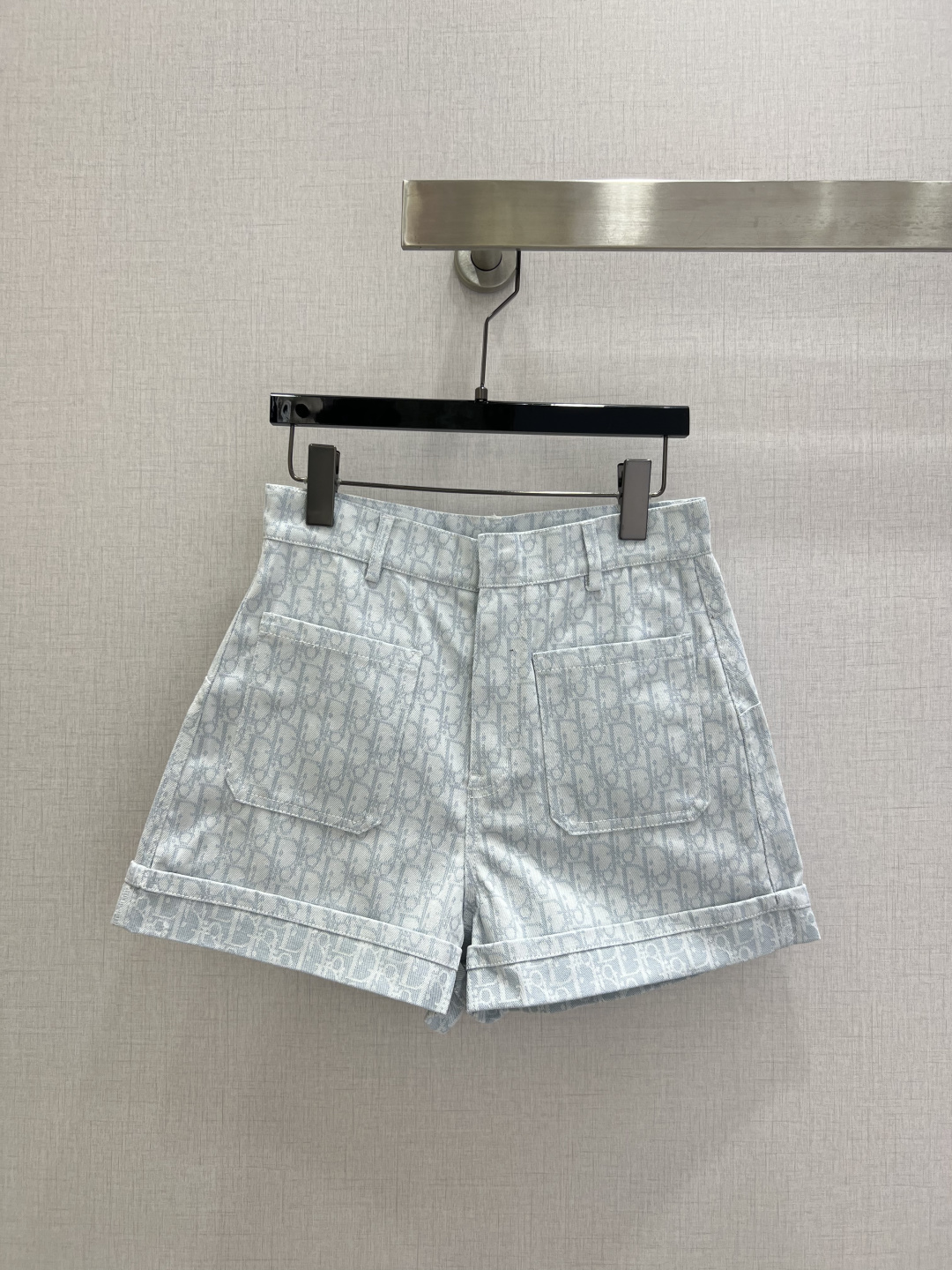 NO:800715,Highly recommended 26 spring and summer new style jacquard cuffed double pocket shorts. Low-key luxury three-dimensional tailoring. Streamlined line design. Noble and elegant yet full of gentle and intellectual temperament. Imported special materials. Soft and comfortable. You will be amazed when you receive it. Customized fabric texture is amazing!  Two colors SML code high quality ABC,,shorts,19860909强烈推荐 26春夏新款 提花翻边双口袋短裤 低调奢华立体剪裁 精简线条感设计 高贵典雅又尽显温柔知性的气质 进口特殊材质 柔软舒适 收到手会很惊艳 定制面料质感超赞！两个色 SML码 高品质ABC,,shorts,,Women's clothing