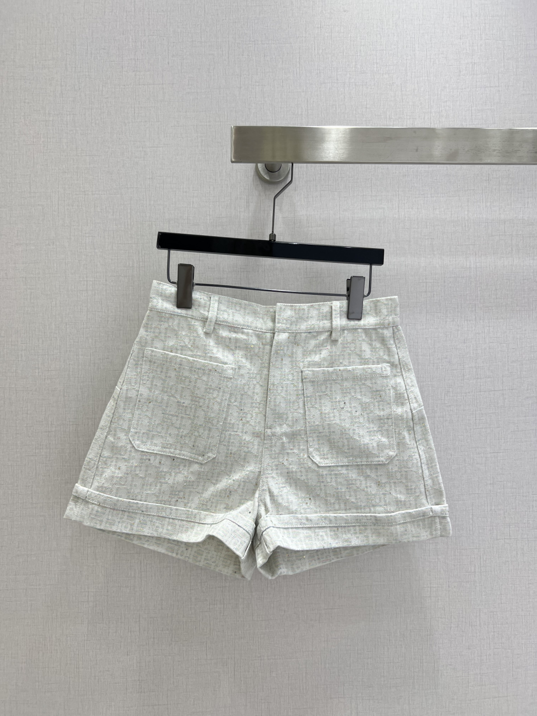 NO:800711,Highly recommended 26 spring and summer new style jacquard cuffed double pocket shorts. Low-key luxury three-dimensional tailoring. Streamlined line design. Noble and elegant yet full of gentle and intellectual temperament. Imported special materials. Soft and comfortable. You will be amazed when you receive it. Customized fabric texture is amazing!  Two colors SML code high quality ABC,,shorts,19860909强烈推荐 26春夏新款 提花翻边双口袋短裤 低调奢华立体剪裁 精简线条感设计 高贵典雅又尽显温柔知性的气质 进口特殊材质 柔软舒适 收到手会很惊艳 定制面料质感超赞！两个色 SML码 高品质ABC,,shorts,,Women's clothing