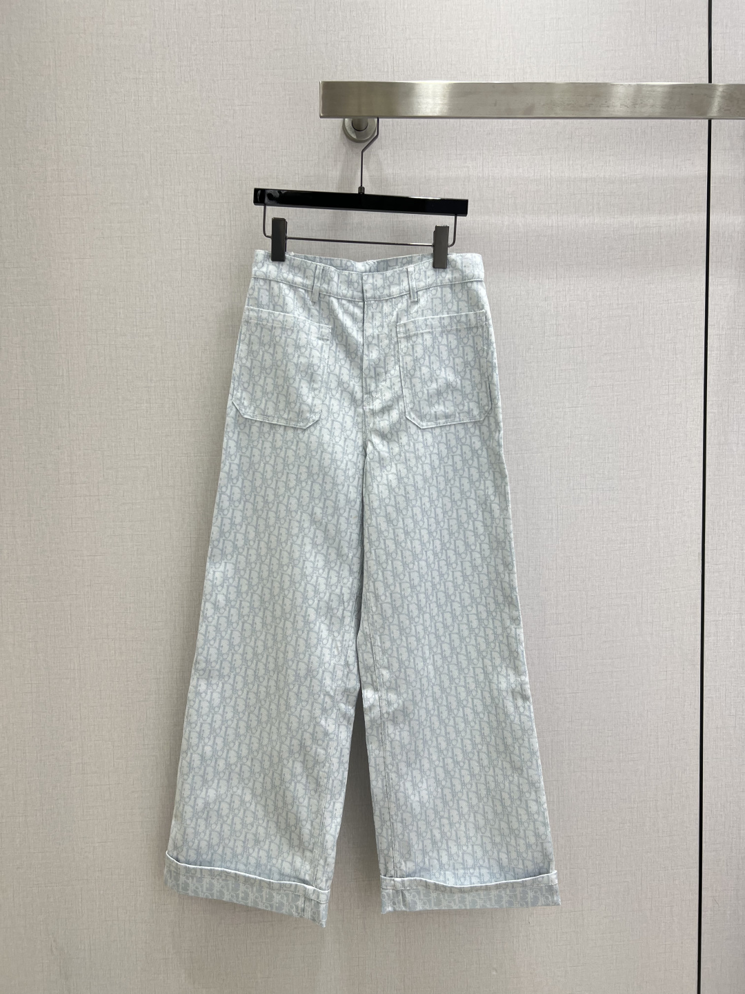 NO:800707,Highly recommended 26 spring and summer new style jacquard double-pocket wide-leg trousers. Low-key luxury three-dimensional tailoring. Streamlined line design. Noble and elegant yet full of gentle and intellectual temperament. Imported special materials. Soft and comfortable. You will be amazed when you receive it. The custom-made fabric texture is amazing!  Two colors SML code high quality ABC,,19860909强烈推荐 26春夏新款 提花双口袋阔腿长裤 低调奢华立体剪裁 精简线条感设计 高贵典雅又尽显温柔知性的气质 进口特殊材质 柔软舒适 收到手会很惊艳 定制面料质感超赞！两个色 SML码 高品质ABC,,,Women's clothing