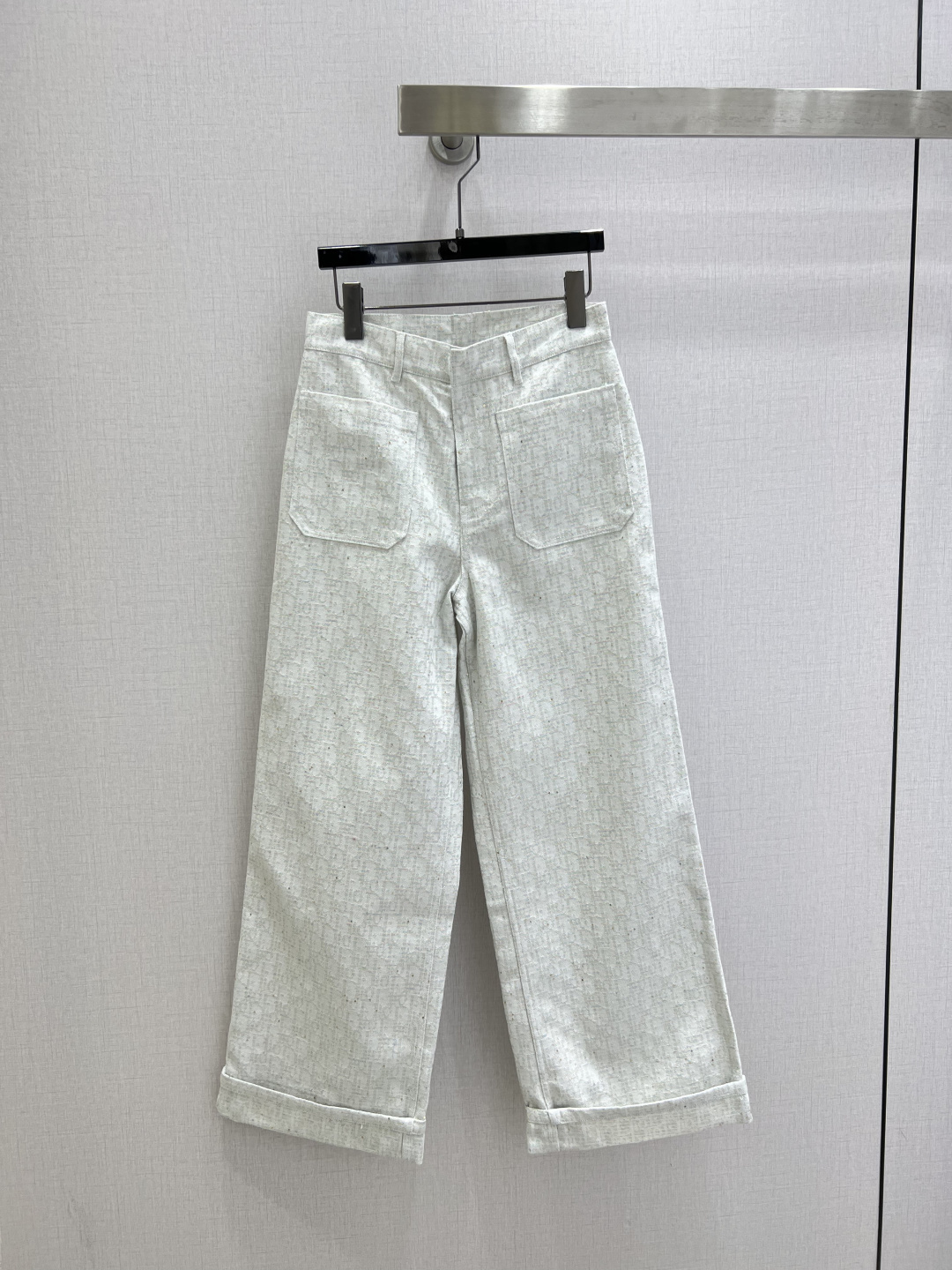 NO:800703,Highly recommended 26 spring and summer new style jacquard double-pocket wide-leg trousers. Low-key luxury three-dimensional tailoring. Streamlined line design. Noble and elegant yet full of gentle and intellectual temperament. Imported special materials. Soft and comfortable. You will be amazed when you receive it. The custom-made fabric texture is amazing!  Two colors SML code high quality ABC,,19860909强烈推荐 26春夏新款 提花双口袋阔腿长裤 低调奢华立体剪裁 精简线条感设计 高贵典雅又尽显温柔知性的气质 进口特殊材质 柔软舒适 收到手会很惊艳 定制面料质感超赞！两个色 SML码 高品质ABC,,,Women's clothing