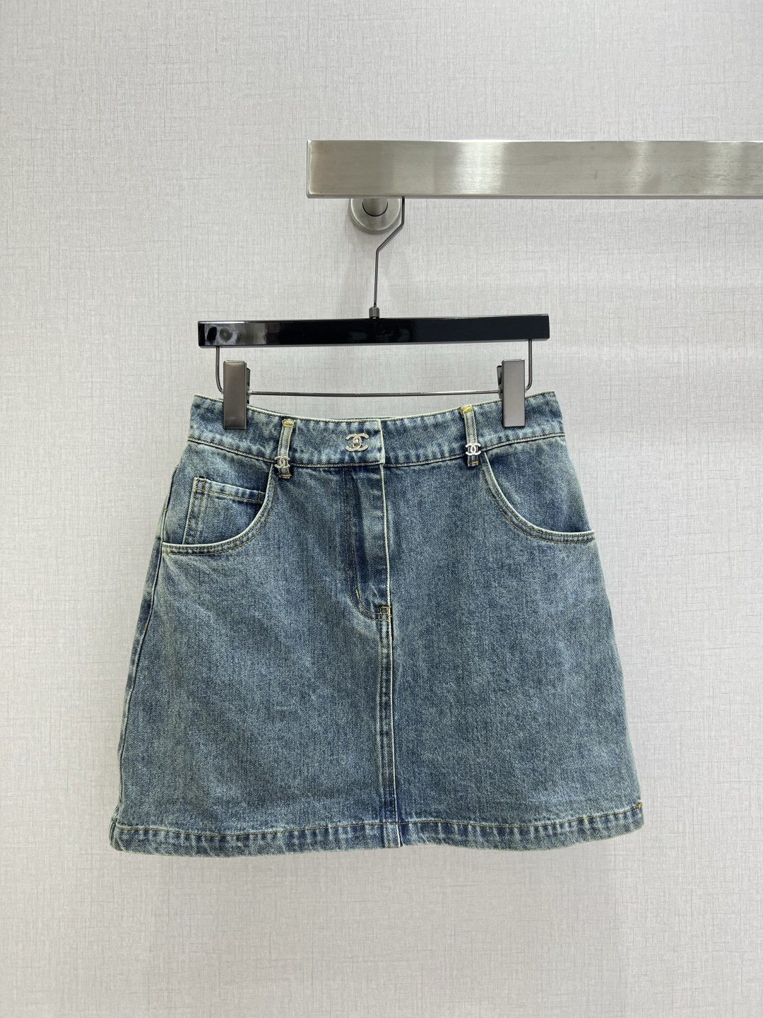 NO:800691,Highly recommended 26 spring and summer new denim double C skirt, high-end production ~ super fashionable new denim denim, unique color tone on the upper body, cool and sassy, ​​fine texture, natural cotton feel, both muscular and soft, super beautiful!  The details and workmanship are super good, new products are in stock, open the box and grab them. One color SML code, high quality ABC, skirts,19860909强烈推荐 26春夏新款 牛仔双C半裙 高版出品~超时髦新款丹宁牛仔 个性色调上身又酷又飒爽 纹理细腻,棉感自然,既有筋骨感又不失柔软,超级漂亮！细节做工超级好,新品现货开箱开抢 一个色 SML码 高品质ABC,,skirts,,Women's clothing