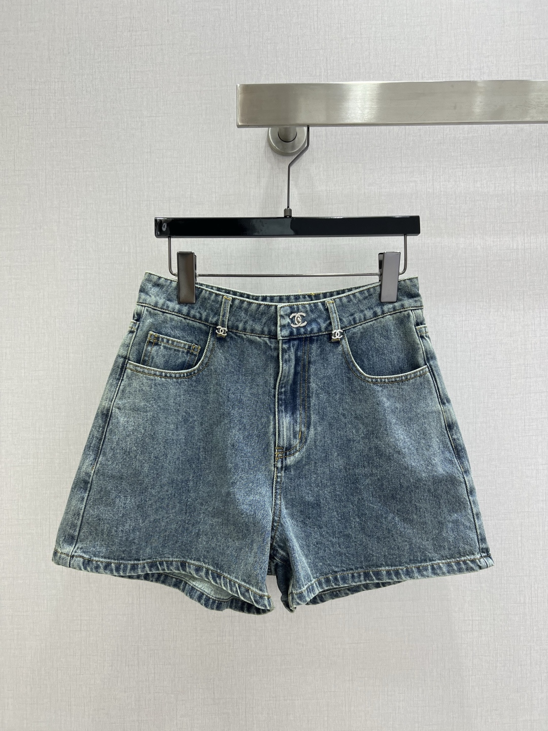 NO:800688,Highly recommended 26 spring and summer new denim double C shorts. High-end production ~ super fashionable new denim denim. The upper body is cool and sassy with a unique color tone. The texture is fine, the cotton feels natural, it is muscular yet soft, super beautiful!  The details and workmanship are super good, new products are in stock and available for grabs, one color SML code, high quality ABC, shorts,19860909强烈推荐 26春夏新款 牛仔双C短裤 高版出品~超时髦新款丹宁牛仔 个性色调上身又酷又飒爽 纹理细腻,棉感自然,既有筋骨感又不失柔软,超级漂亮！细节做工超级好,新品现货开箱开抢 一个色 SML码 高品质ABC,,shorts,,Women's clothing