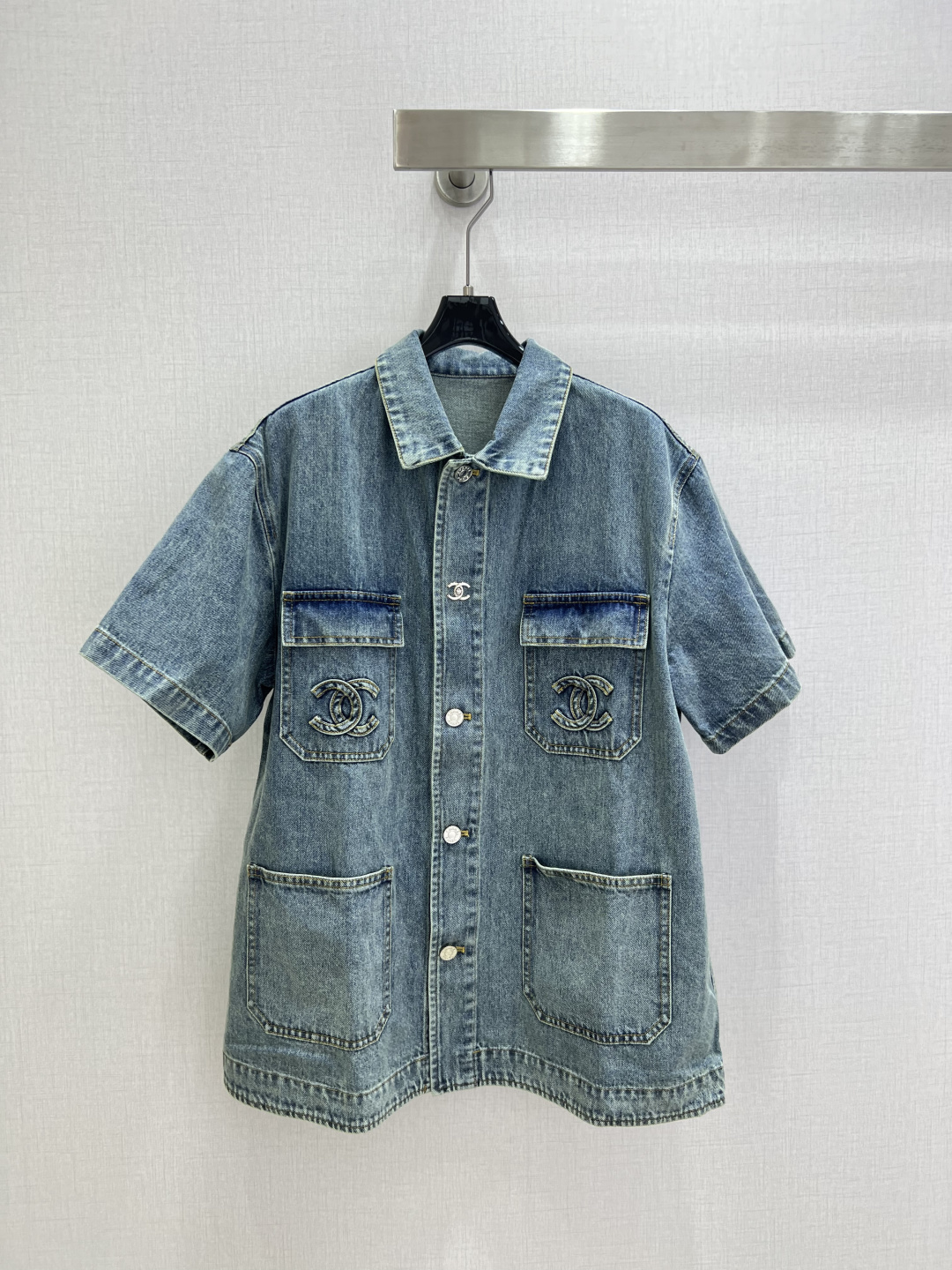 NO:800682,Highly recommended 26 spring and summer new style double C pocket denim short-sleeved shirt jacket. High-end production ~ super fashionable new denim denim. The upper body is cool and sassy with a unique color tone. The texture is delicate and the cotton feels natural. It has a muscular yet soft feel. It is super beautiful!  The details and workmanship are super good. New products are in stock and available for grabs. One color SML code. High quality ABC, jackets & coats, shirts, T-shirts.19860909强烈推荐 26春夏新款 双C口袋牛仔短袖衬衫外套 高版出品~超时髦新款丹宁牛仔 个性色调上身又酷又飒爽 纹理细腻,棉感自然,既有筋骨感又不失柔软,超级漂亮！细节做工超级好,新品现货开箱开抢 一个色 SML码 高品质ABC,,jackets & coats,shirts,T-shirt,,Women's clothing