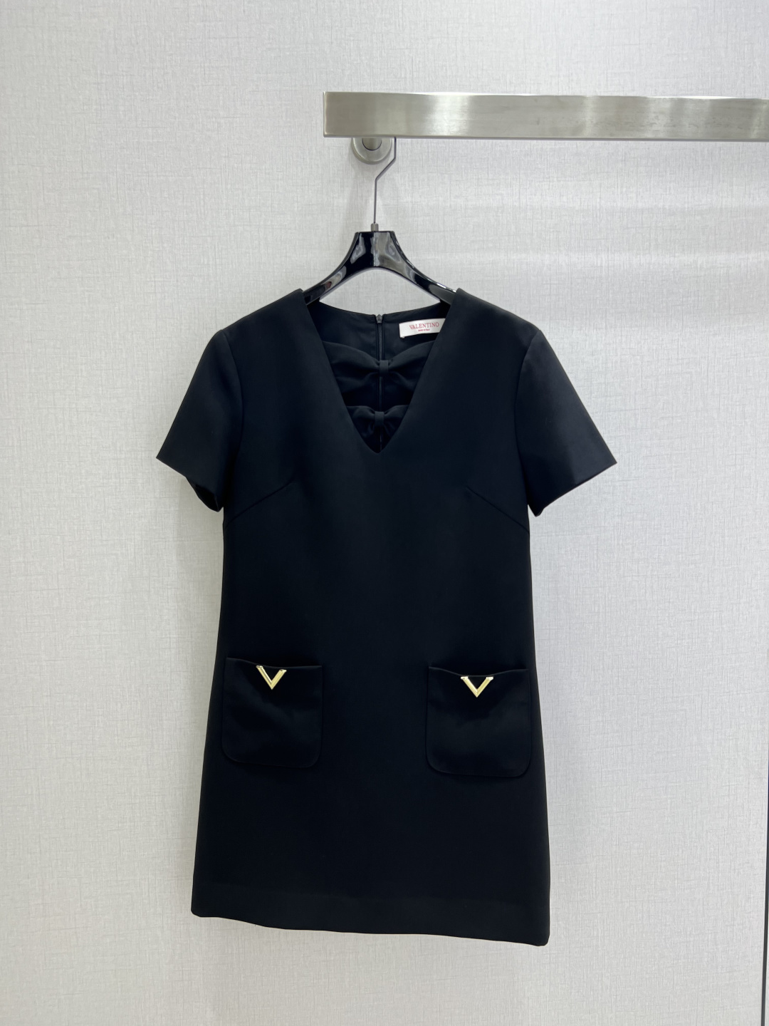 NO:801699,Highly recommended 26 spring and summer new style hardware double pocket short-sleeved dress. Low-key luxury three-dimensional tailoring. Streamlined line design. Noble and elegant with gentle and intellectual temperament. Imported special material. Soft and comfortable. It will be amazing when you receive it. Customized fabric texture is amazing!  One color SML code high quality ABC,,skirts,T-shirt,19860909强烈推荐 26春夏新款 五金双口袋短袖连衣裙 低调奢华立体剪裁 精简线条感设计 高贵典雅又尽显温柔知性的气质 进口特殊材质 柔软舒适 收到手会很惊艳 定制面料质感超赞！一个色 SML码 高品质ABC,,skirts,T-shirt,,Women's clothing