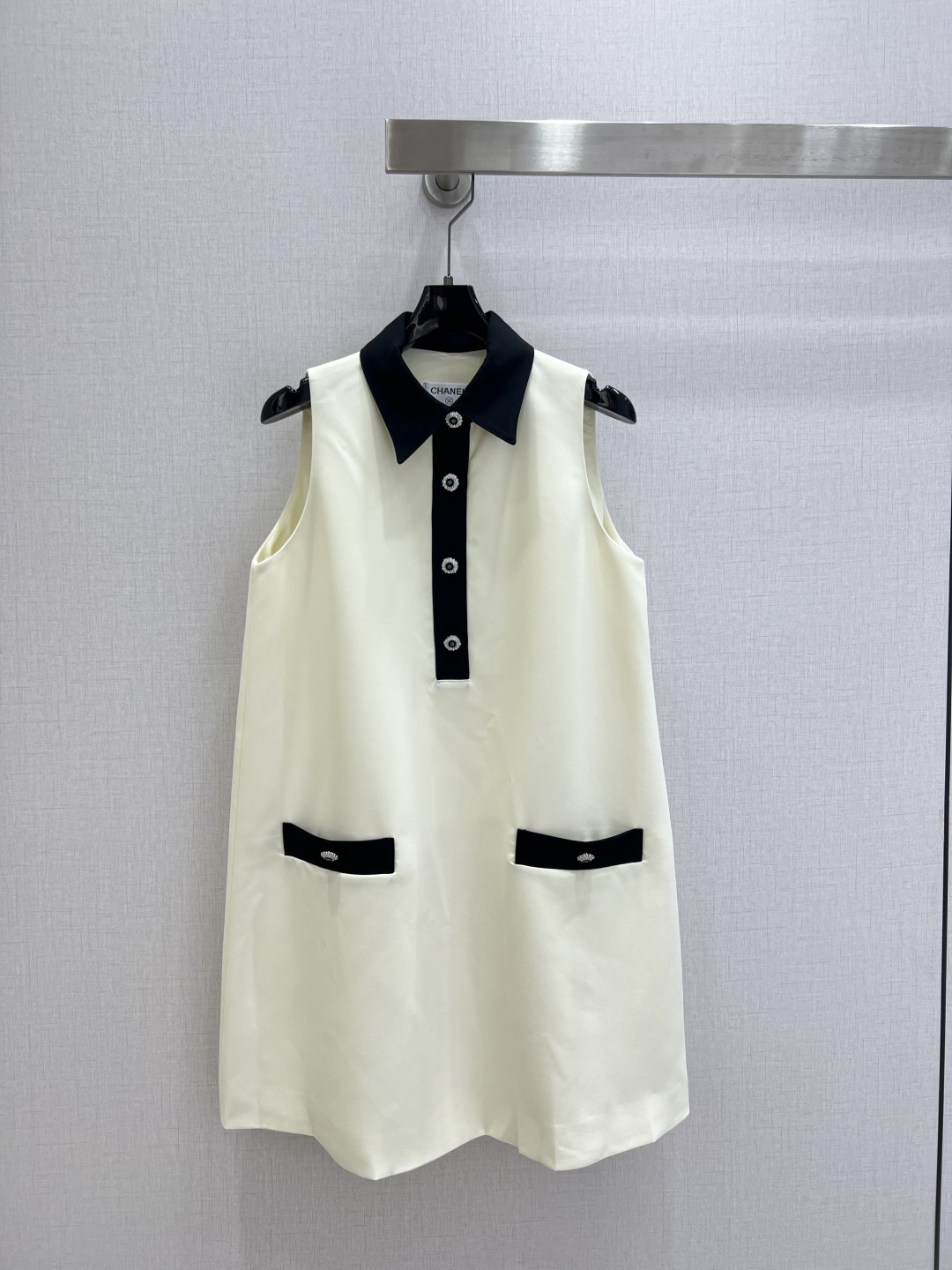 NO:801705,Highly recommended 26 spring and summer new style, contrasting color double pocket sleeveless dress, classic design, the upper body is exquisite and capable, and it can be matched with ease!  The customized imported fabrics are crisp and stylish, with a full sense of high-end. Full of texture and fashionable, it is recommended to buy!  The quality of workmanship depends on the details. One color SML code. High quality ABC, skirts,19860909强烈推荐 26春夏新款 撞色双口袋无袖连衣裙 经典款设计 上身精致又干练得体,搭配起来随心应手！定制的进口面料挺括有型 满满的高级感.质感十足,时尚潮流 ,推荐入手！ 做工品质看细节 一个色 SML码 高品质ABC,,skirts,,Women's clothing